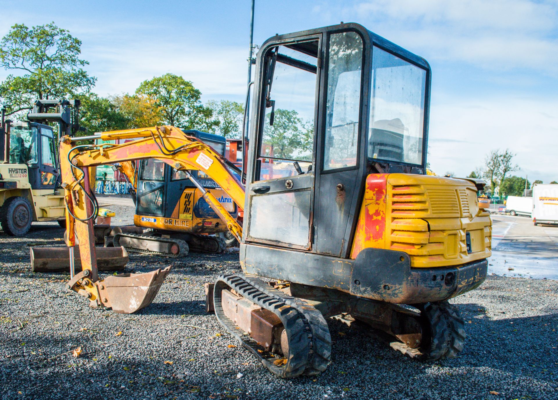 JCB 802 2.4 tonne rubber tracked mini excavator S/N: 0732149 blade, piped, manual quick hitch & 2 - Image 4 of 17