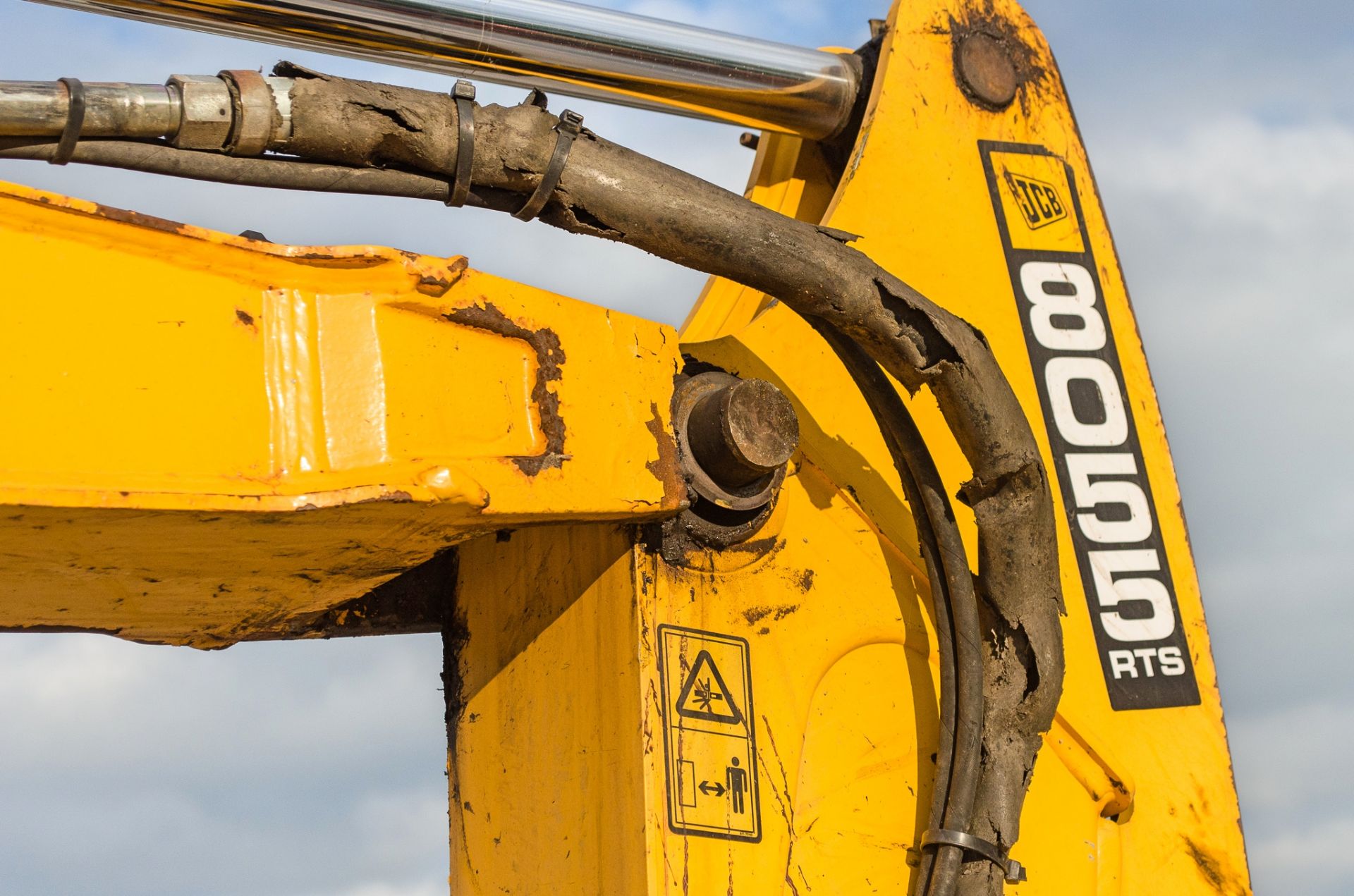 JCB 8055 5.5 tonne rubber tracked mini excavator  Year: 2013  S/N: 2060473 Recorded Hours: 2698 - Image 15 of 21