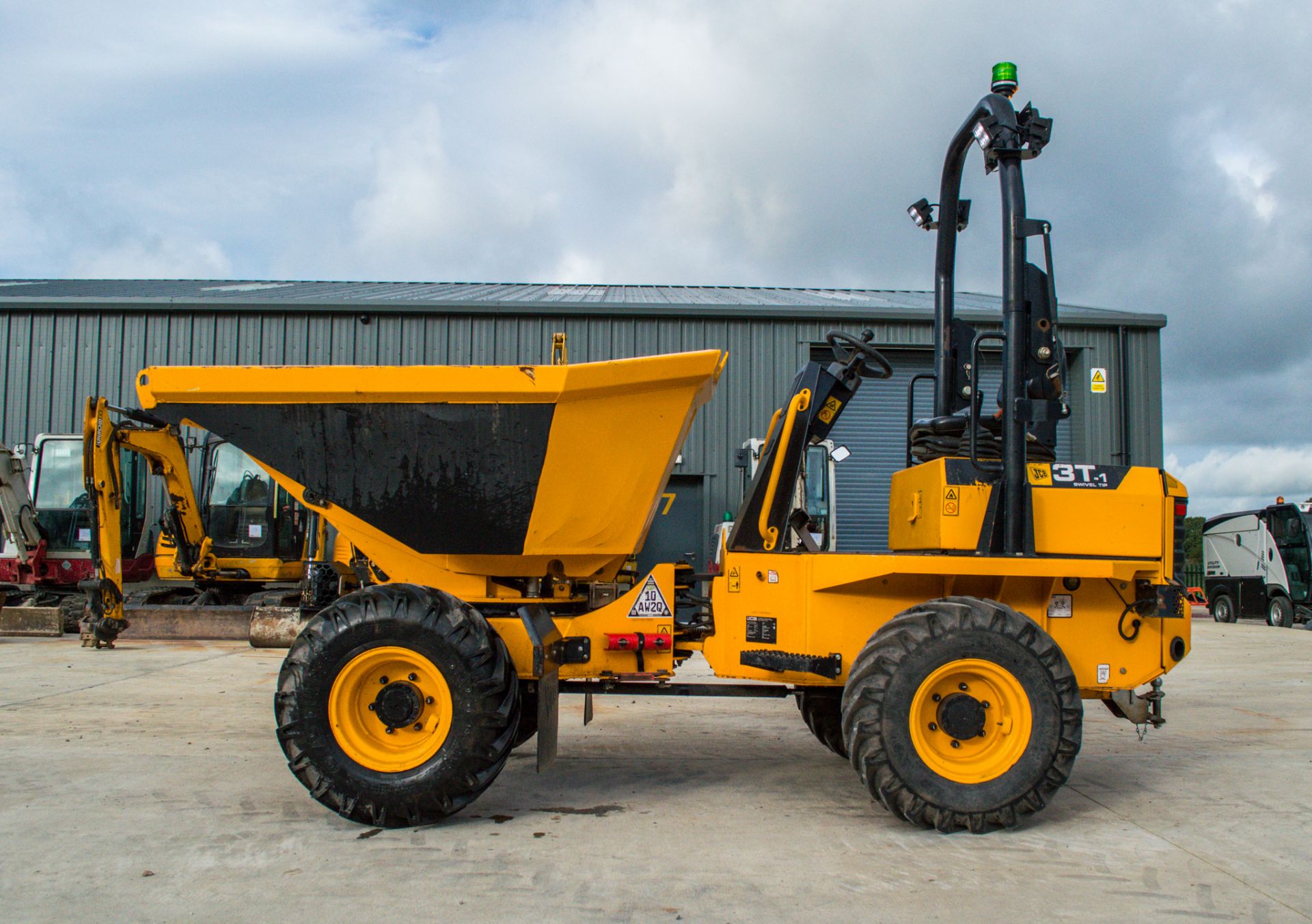 JCB 3T - 1 3 tonne swivel skip dumper  Year: 2019 S/N: 2780820 Recorded Hours: 564 c/w road light - Image 7 of 19