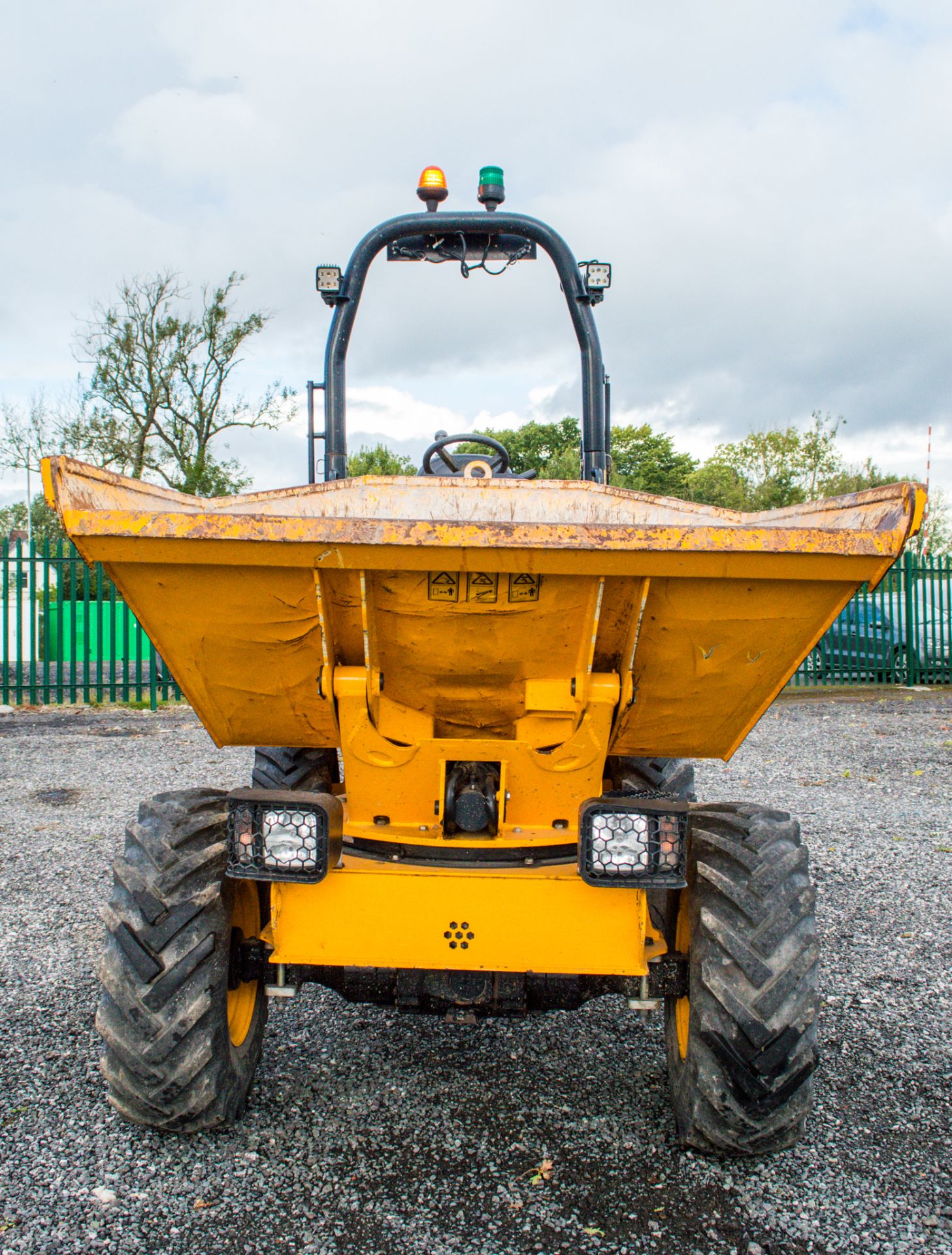 JCB 3T - 1 3 tonne swivel skip dumper  Year: 2019 S/N: 2780830 Recorded Hours: 668 c/w road light - Image 5 of 16