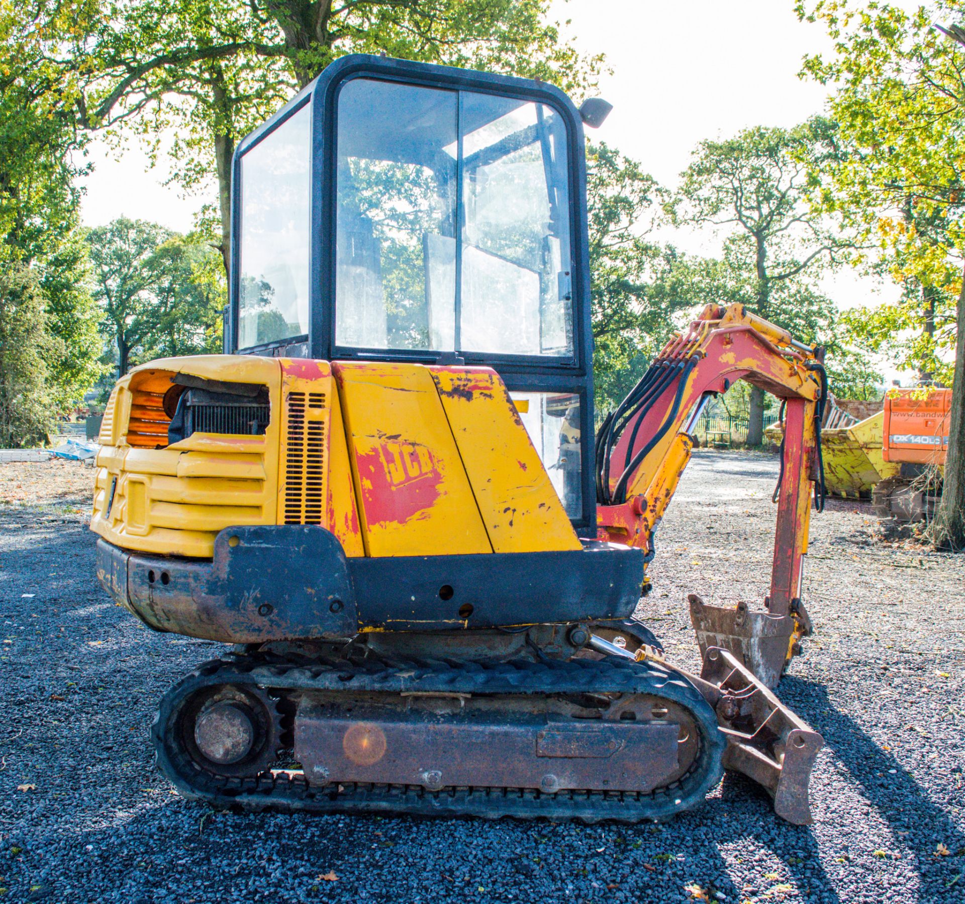 JCB 802 2.4 tonne rubber tracked mini excavator S/N: 0732149 blade, piped, manual quick hitch & 2 - Image 3 of 17