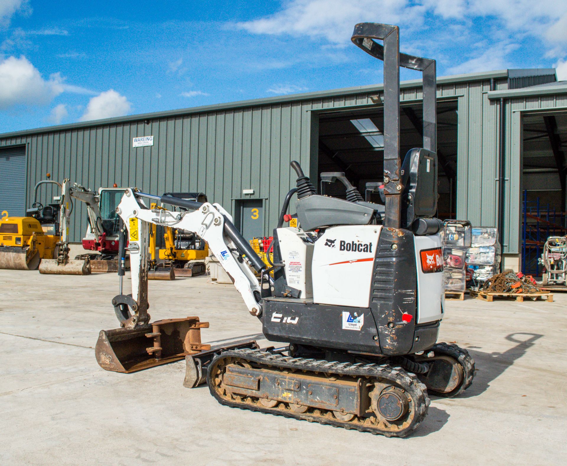 Bobcat E102 1 tonne rubber tracked micro excavator - Image 4 of 18