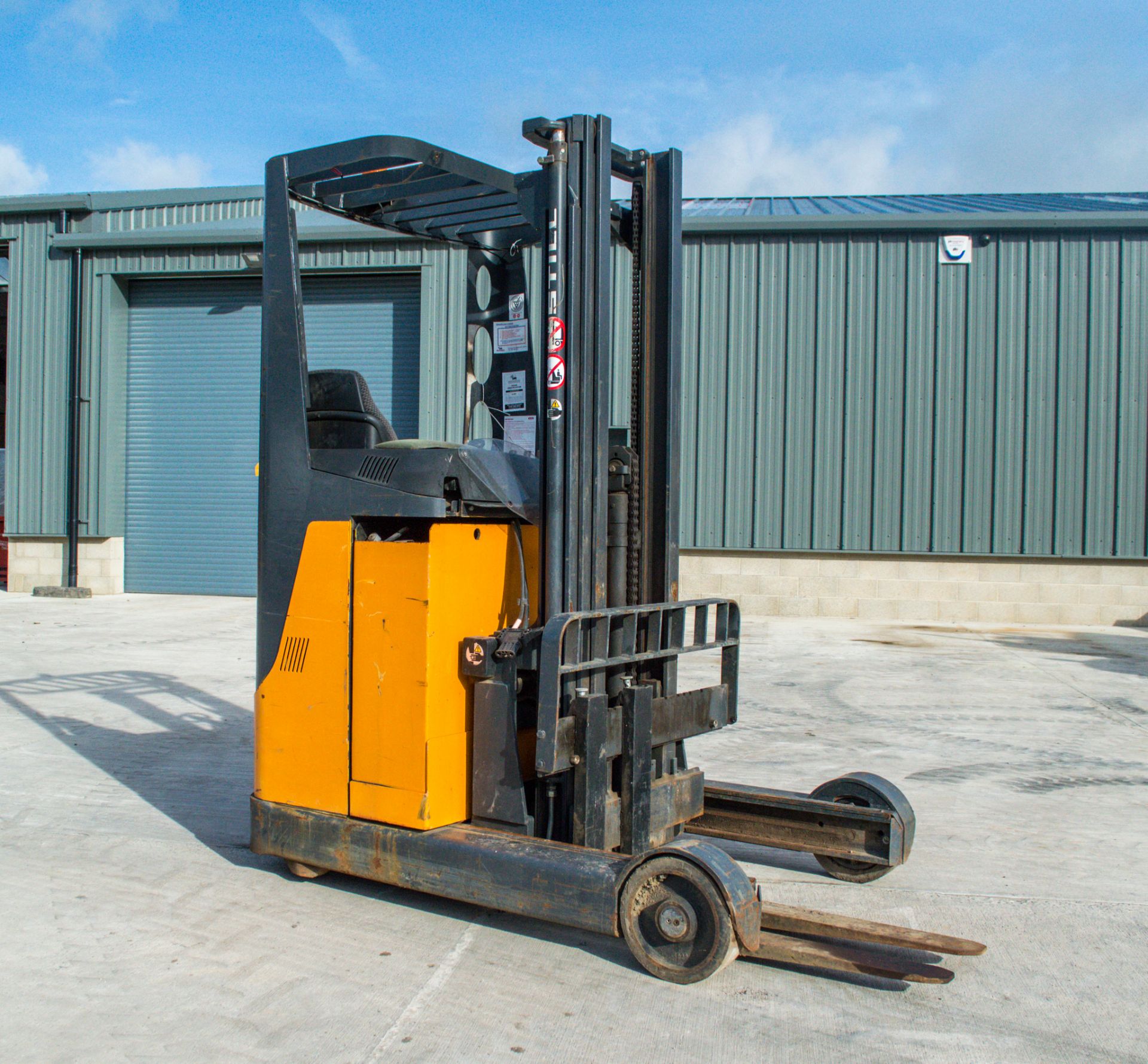 Still FM12 battery electric fork lift Year: 2005 S/N: 000097 Recorded Hours: c/w: charger unit - Image 3 of 9