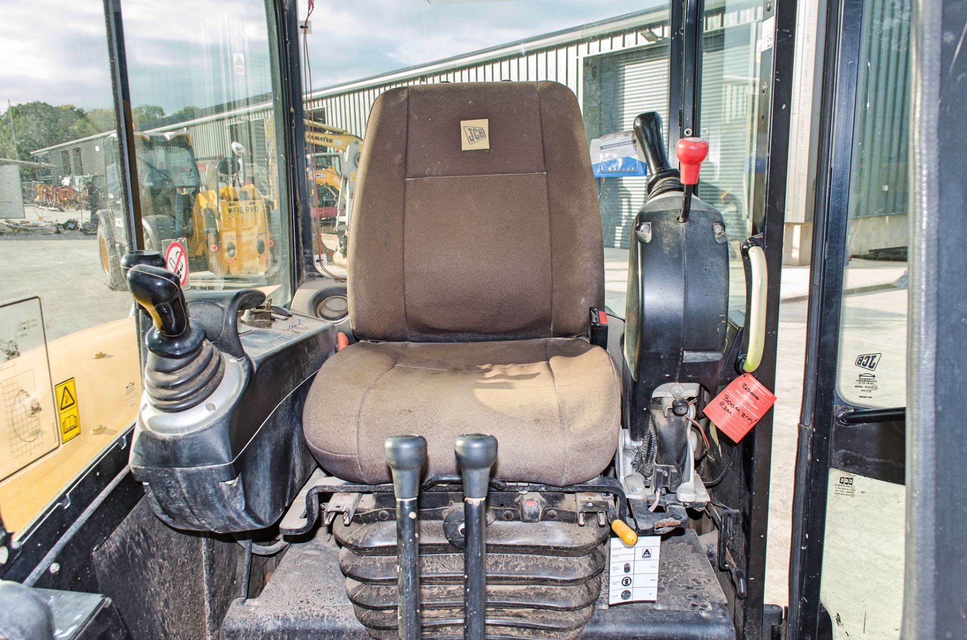 JCB 8055 5.5 tonne rubber tracked mini excavator  Year: 2013  S/N: 2060473 Recorded Hours: 2698 - Image 18 of 21