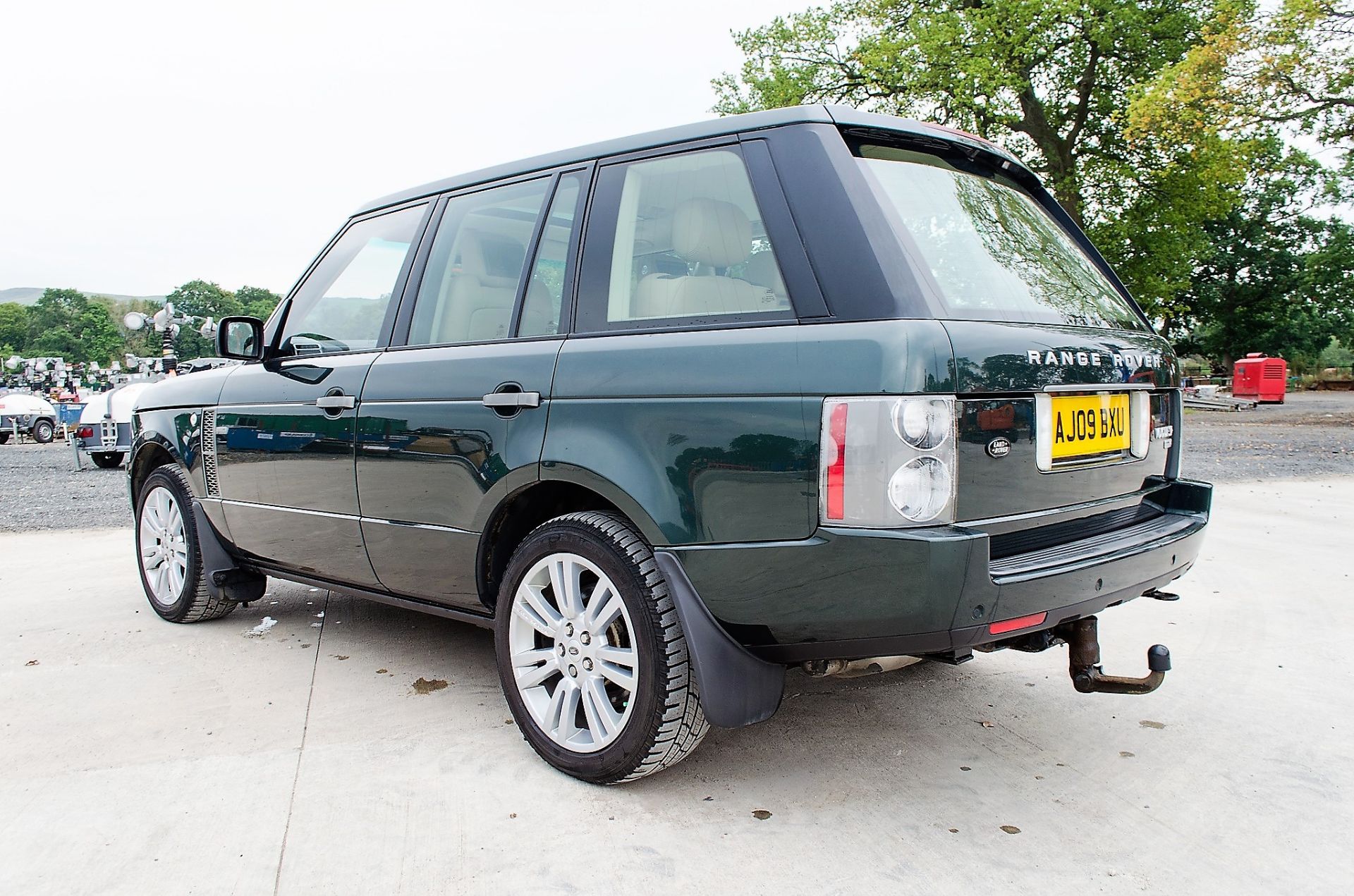 Range Rover Vogue SE TDV8 3.6 diesel 5 door 4wd estate car Registration Number: AJ09 BXU Date of - Image 4 of 33