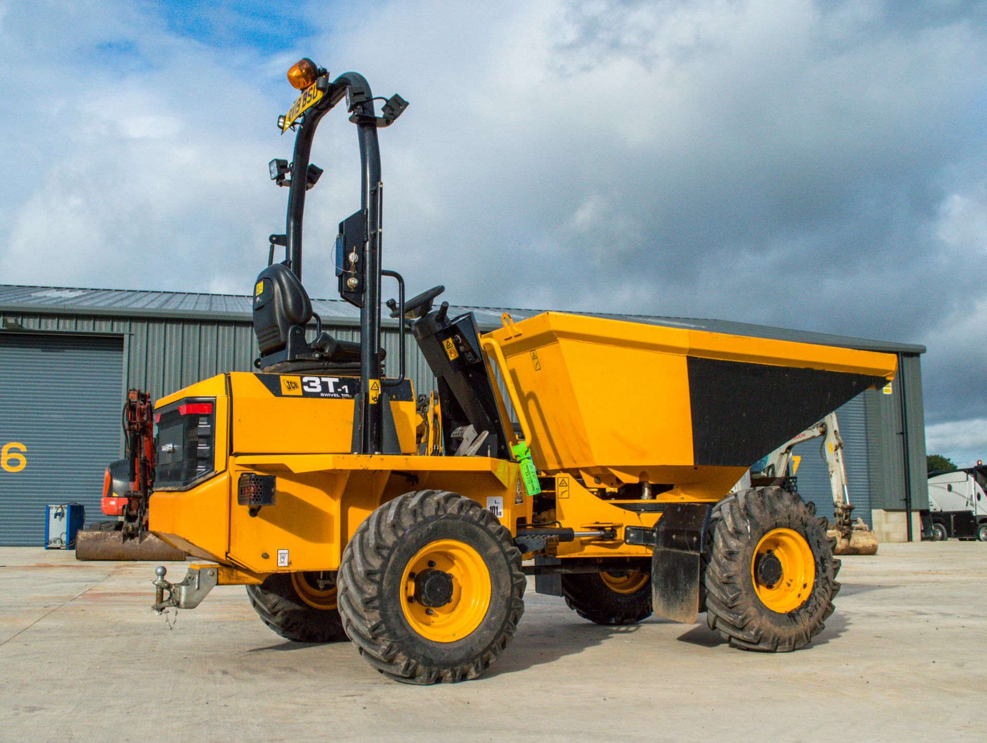 JCB 3T - 1 3 tonne swivel skip dumper  Year: 2019 S/N: 2780820 Recorded Hours: 564 c/w road light - Image 3 of 19