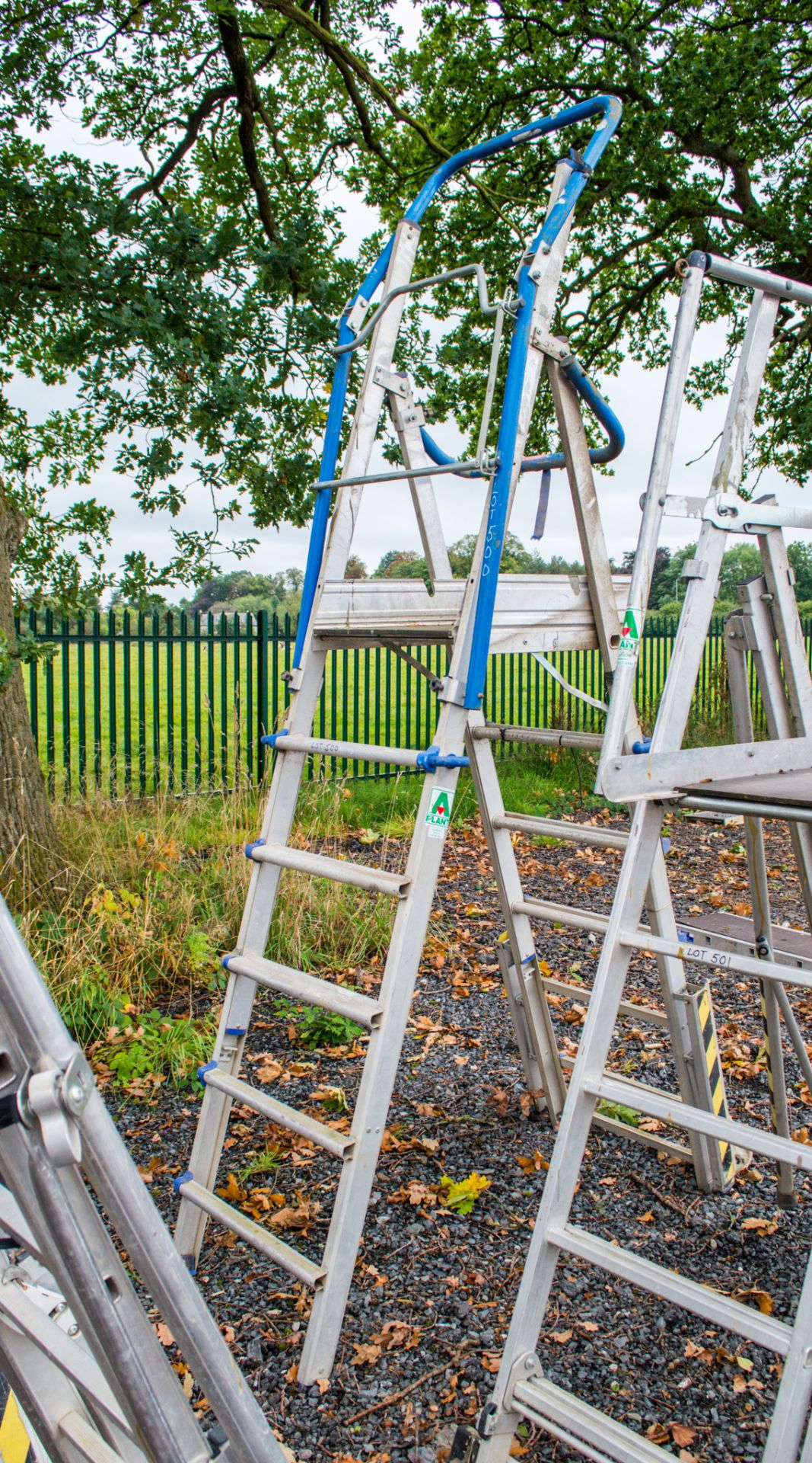 Aluminium adjustable step ladder/podium A745756