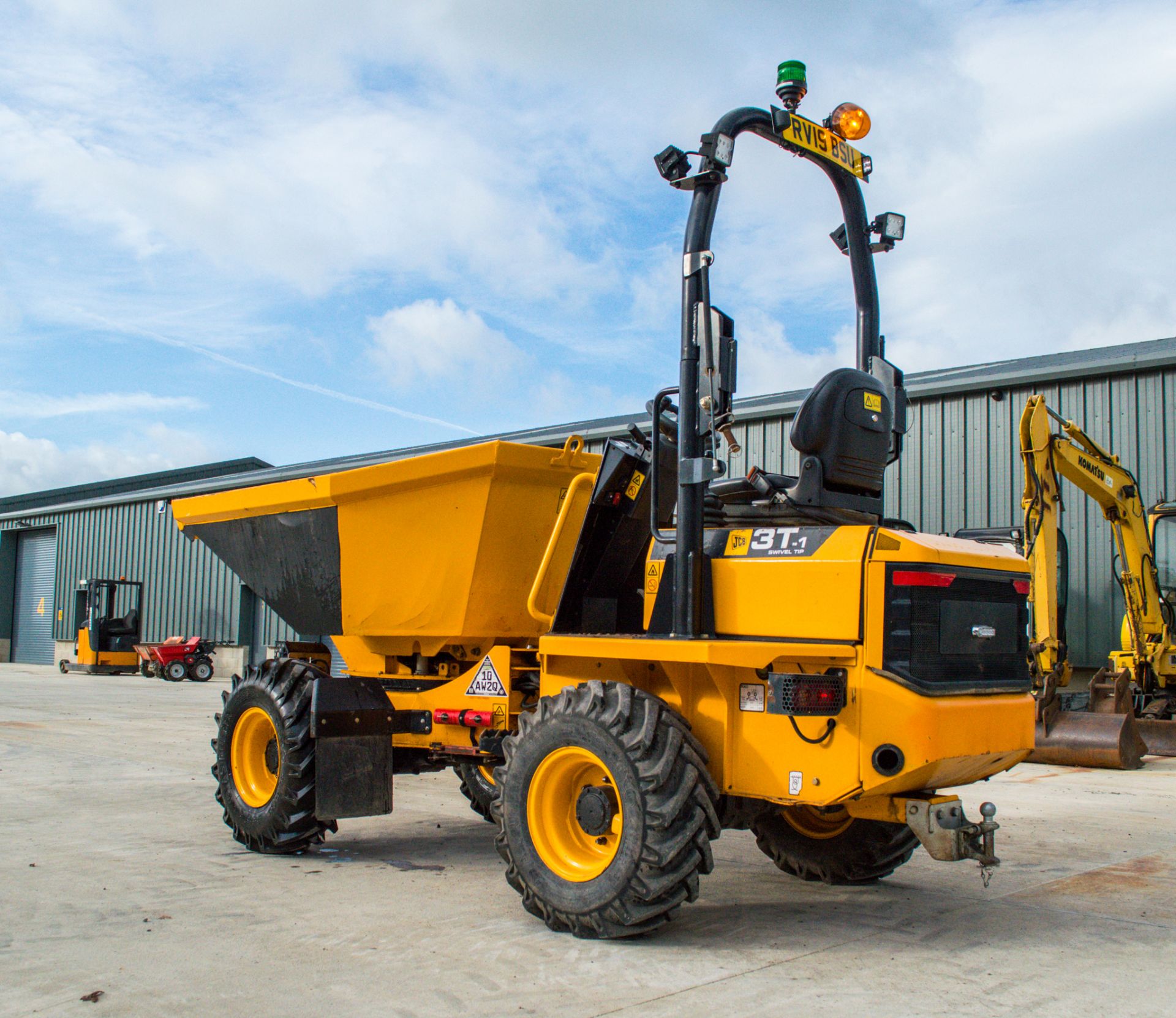 JCB 3T - 1 3 tonne swivel skip dumper  Year: 2019 S/N: 2780820 Recorded Hours: 564 c/w road light - Image 4 of 19