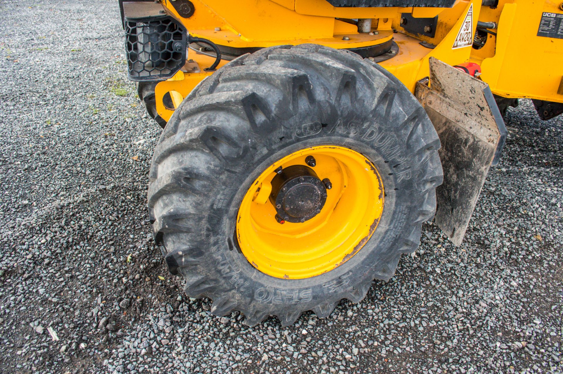 JCB 3T - 1 3 tonne swivel skip dumper  Year: 2019 S/N: 2780830 Recorded Hours: 668 c/w road light - Image 9 of 16