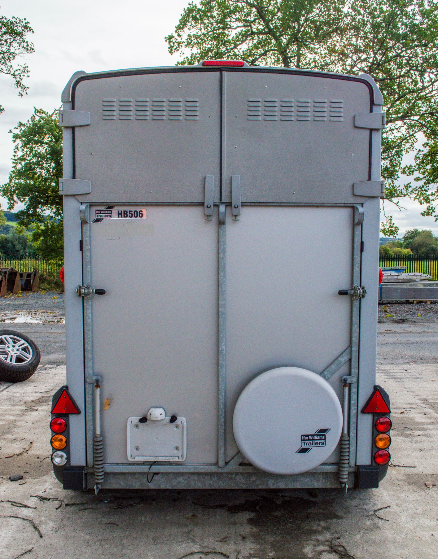 Ifor Williams HB506 tandem axle horse box trailer - Image 6 of 9