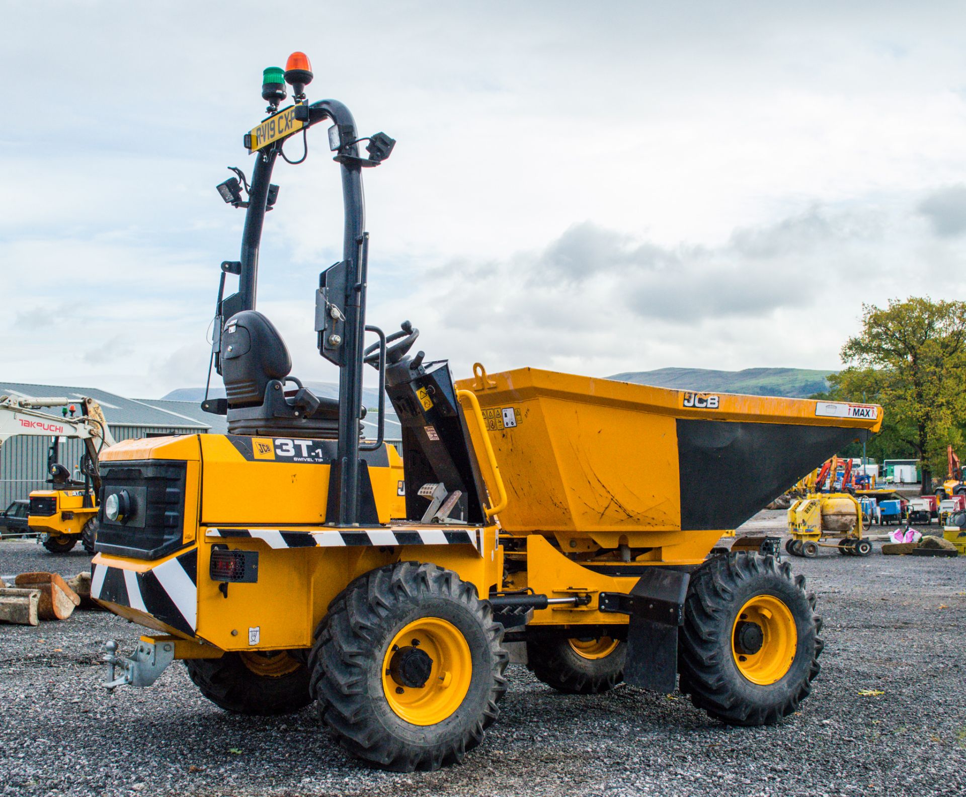 JCB 3T - 1 3 tonne swivel skip dumper  Year: 2019 S/N: 2780830 Recorded Hours: 668 c/w road light - Image 3 of 16