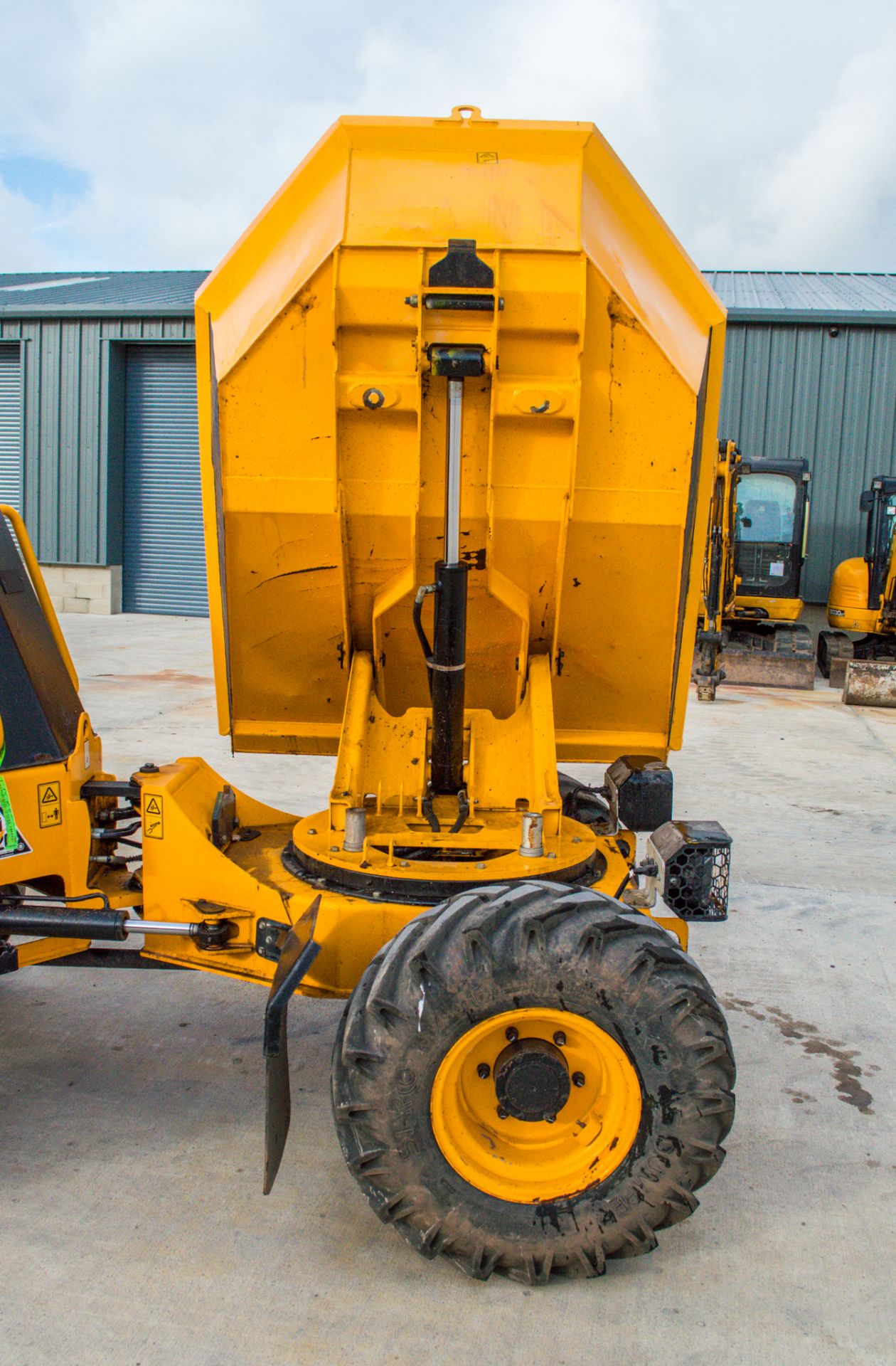 JCB 3T - 1 3 tonne swivel skip dumper  Year: 2019 S/N: 2780820 Recorded Hours: 564 c/w road light - Image 11 of 19