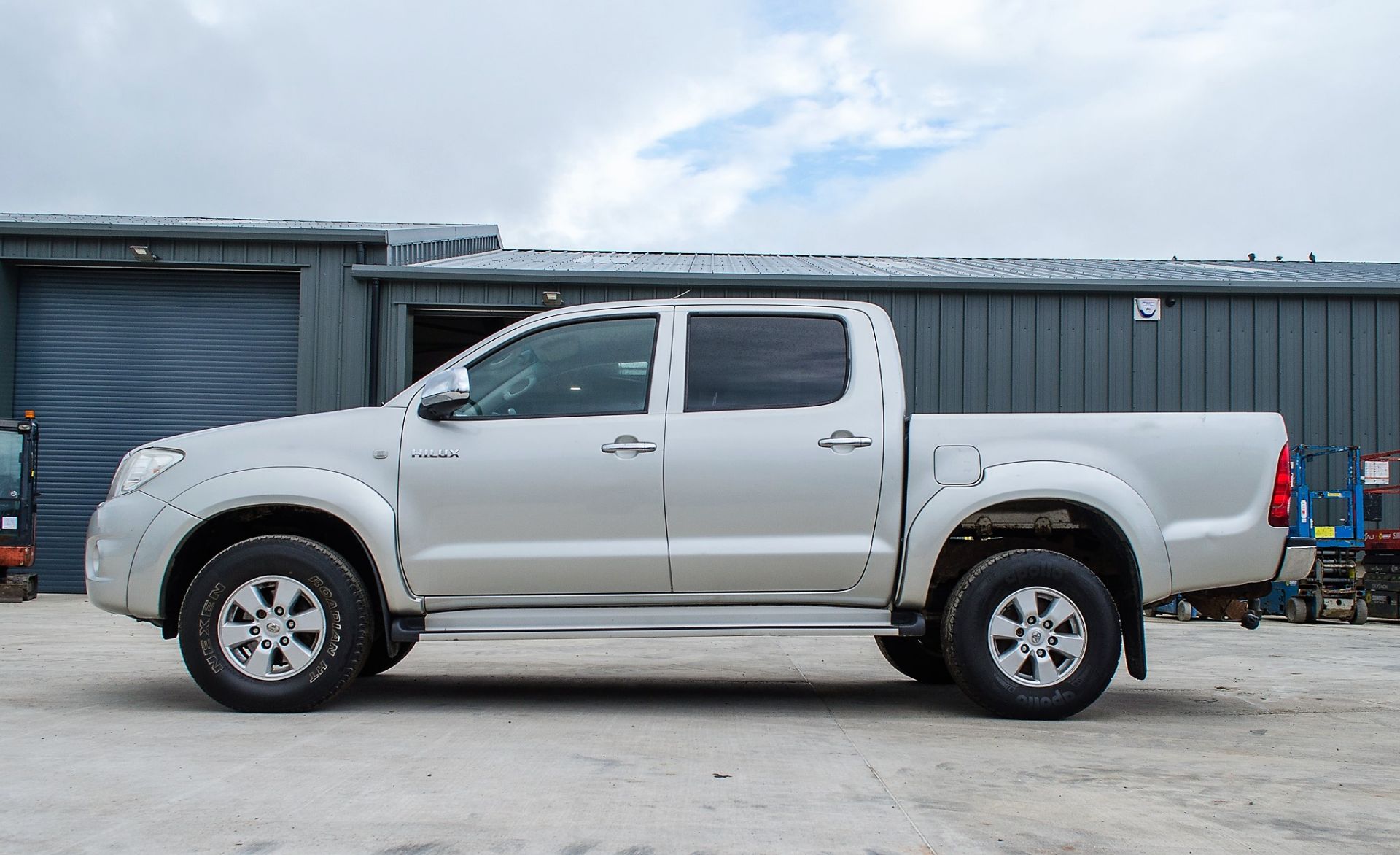 Toyota Hi-Lux 2.5 D4-D 144 HL3 double cab diesel 4wd pick up  Reg No: YT10 CME  Date of - Image 8 of 26