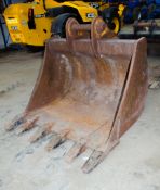 5 ft digging bucket Pin diameter: 70mm Pin width: 330mm Pin centres: 460mm