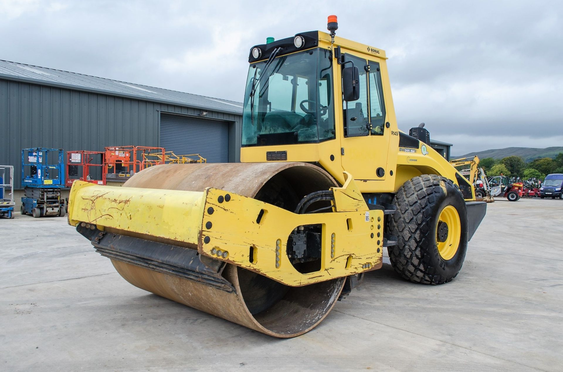 Bomag BW213 DH-4i single drum roller Year: 2014 S/N: 101004 Recorded Hours: 2194 ** This lot is