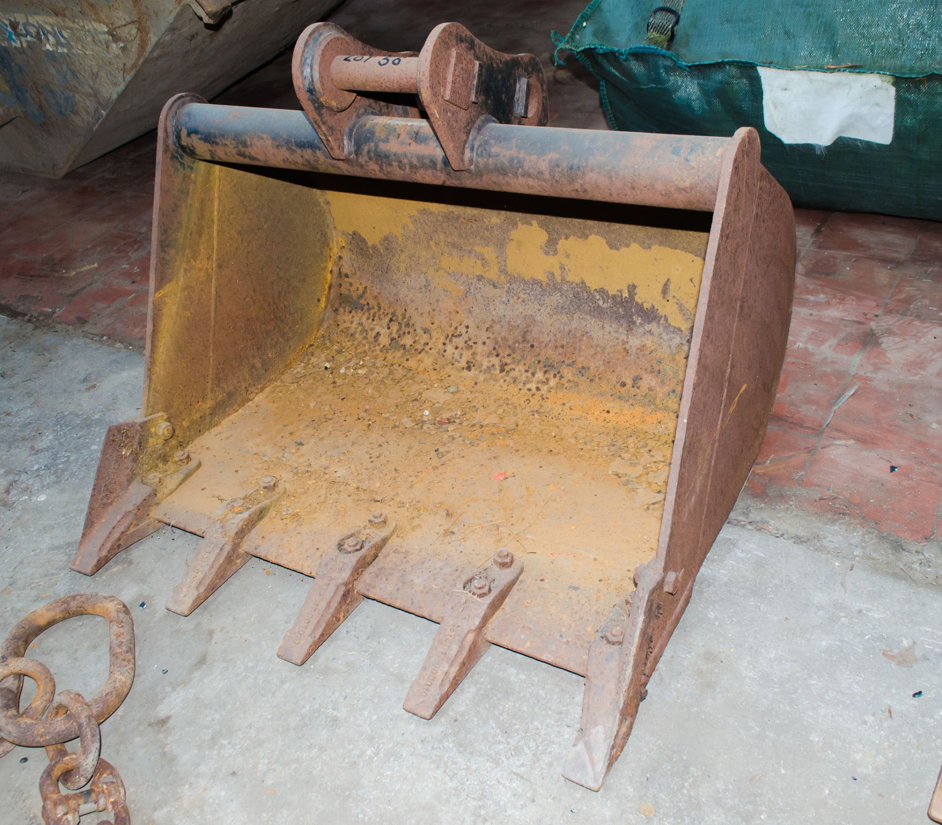 30 inch digging bucket Pin diameter: 35mm Pin width: 120mm Pin centres: 170mm