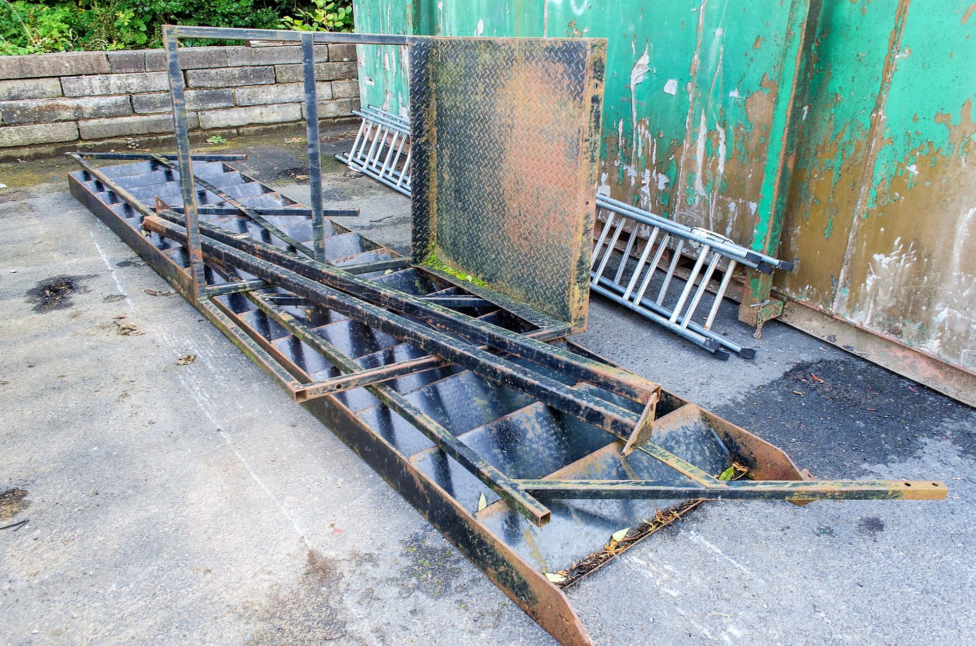 Steel steps with gantry