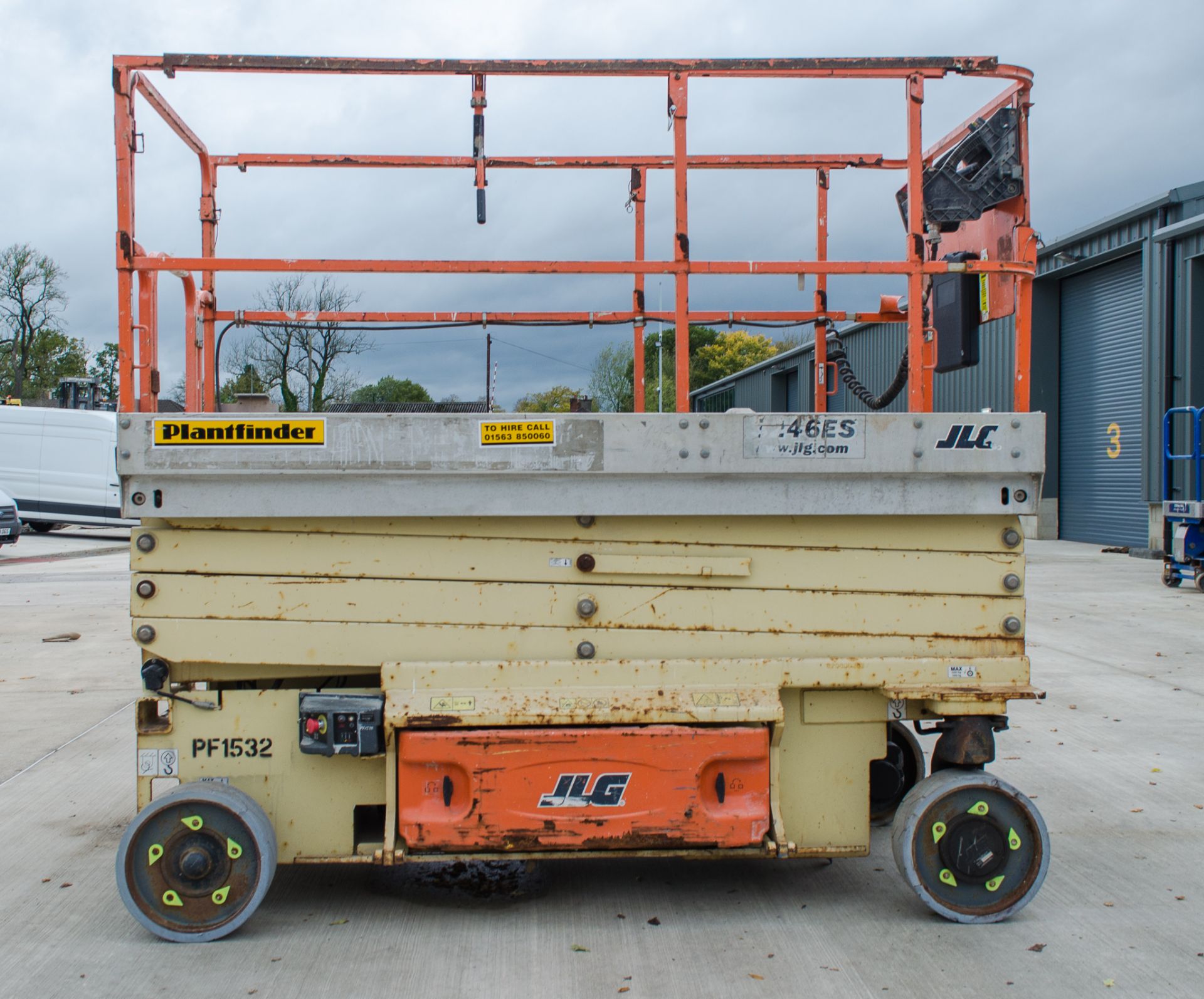 JLG 3246 ES battery electric scissor lift Year:- 2011 S/N: 2037 Recorded hours:- 416 PF1532 - Image 7 of 12