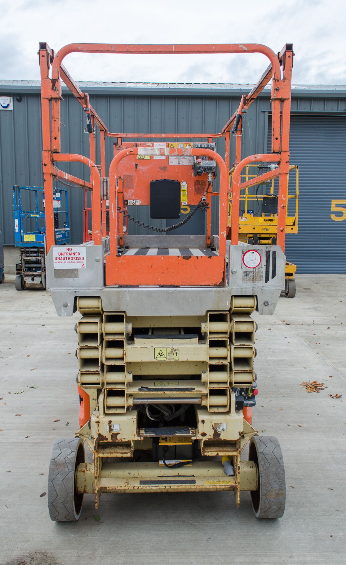 JLG 3246 ES battery electric scissor lift Year:- 2011 S/N: 2037 Recorded hours:- 416 PF1532 - Image 5 of 12