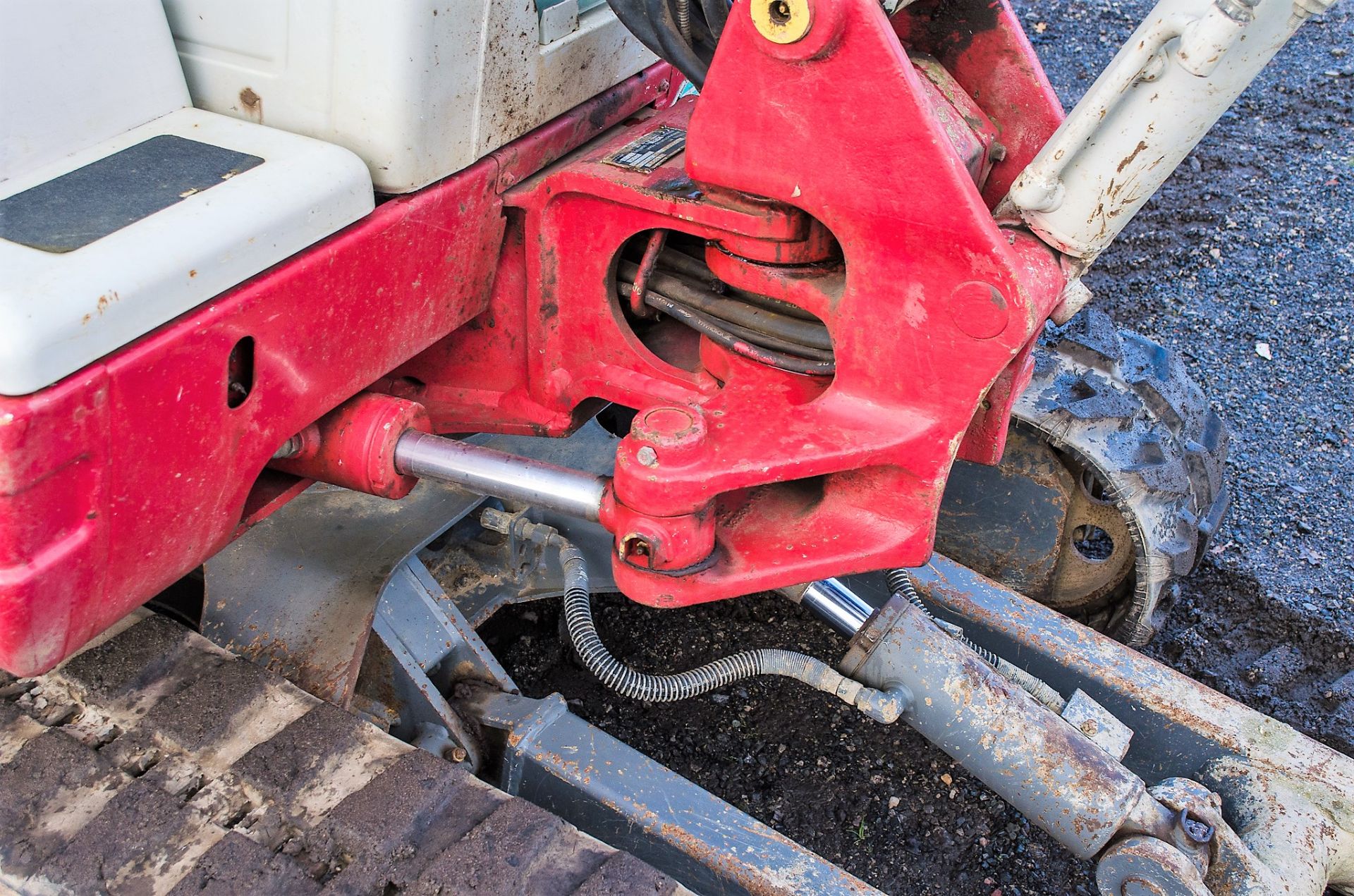 Takeuchi TB228 2.8 tonne rubber tracked excavator Year: 2015 S/N: 122804168 Recorded Hours: 3977 - Image 15 of 20