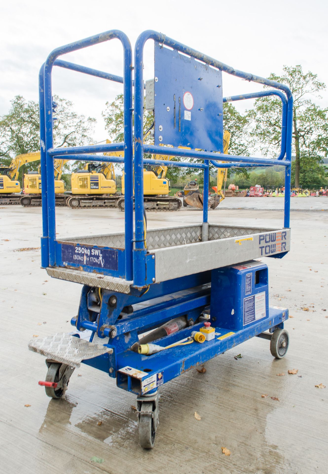 Power Tower battery electric push along scissor lift Year:- 2017 S/N: 1456 - Image 3 of 6