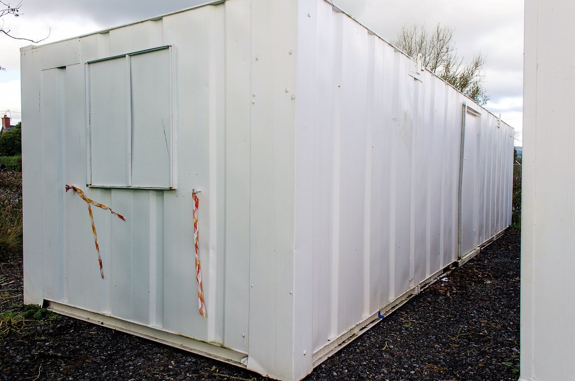 32 ft x 10 ft steel anti-vandal site office unit comprising of: office c/w keys A428017 - Image 3 of 6