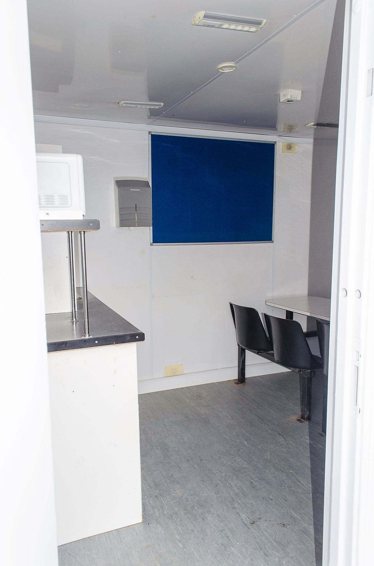 25 ft x 9 ft steel anti-vandal welfare site unit Comprising of: Office, canteen, drying room, toilet - Image 6 of 11