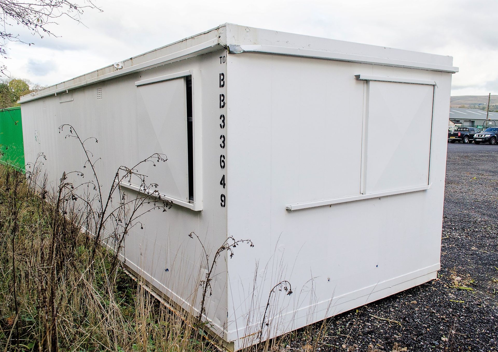 32 ft x 10 ft steel anti-vandal site office unit Comprising of: 2 - offices & lobby c/w keys - Image 3 of 7