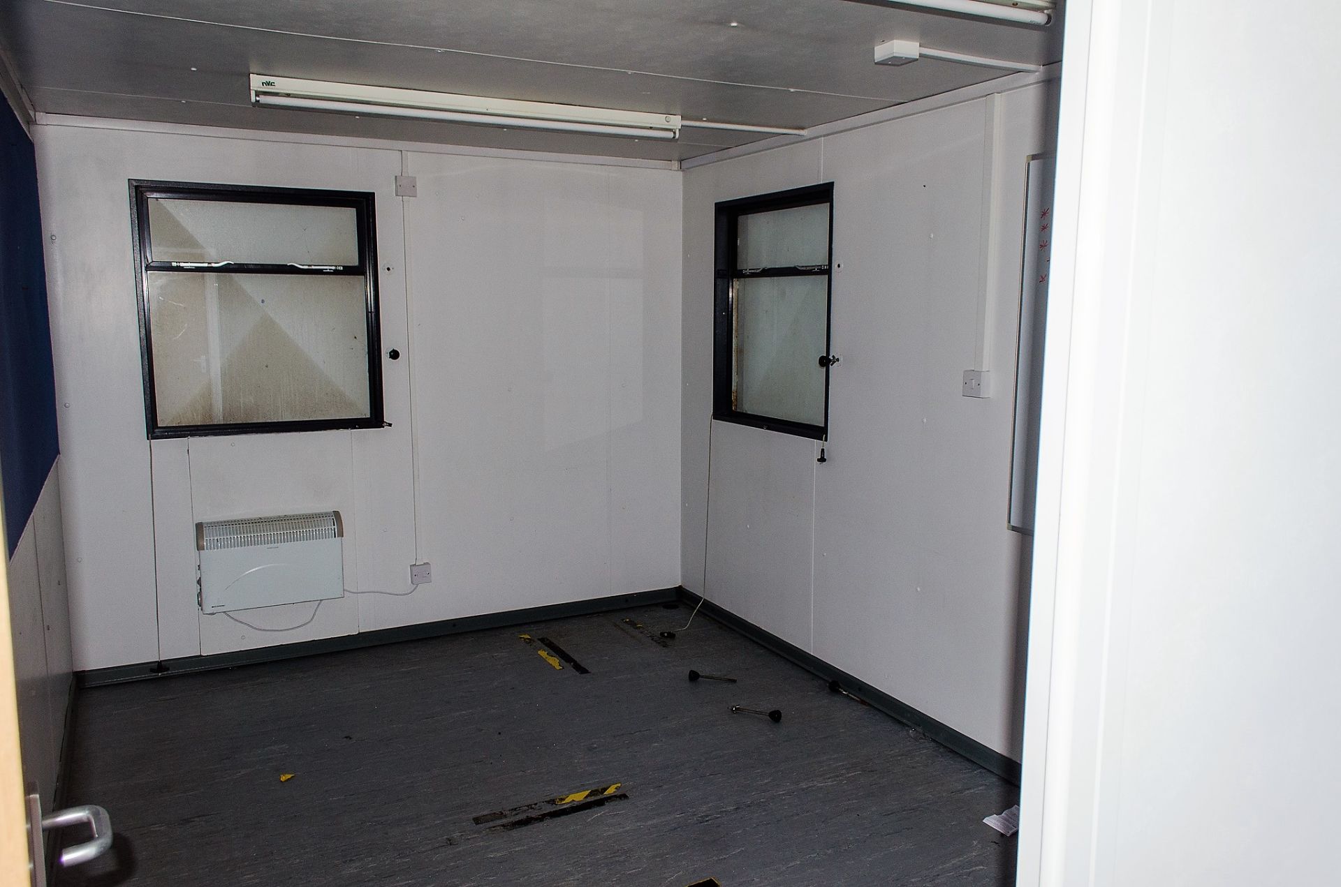 32 ft x 10 ft steel anti-vandal site office unit Comprising of: 2 - offices & lobby c/w keys - Image 6 of 7