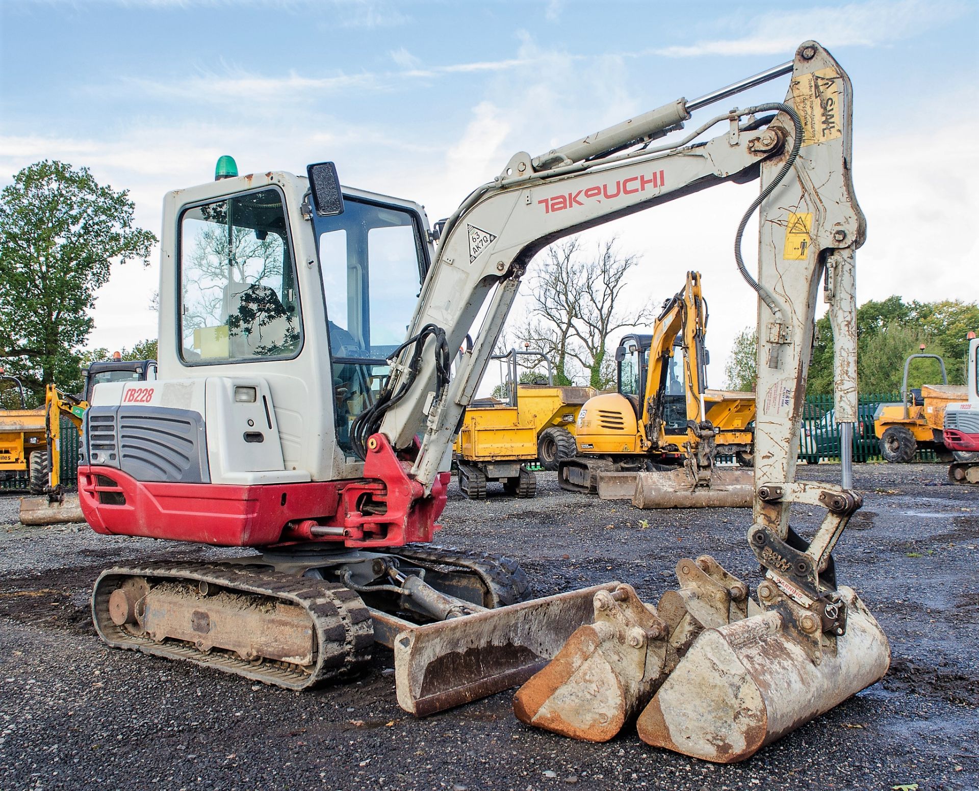 Takeuchi TB228 2.8 tonne rubber tracked excavator Year: 2015 S/N: 122804168 Recorded Hours: 3977 - Image 2 of 20