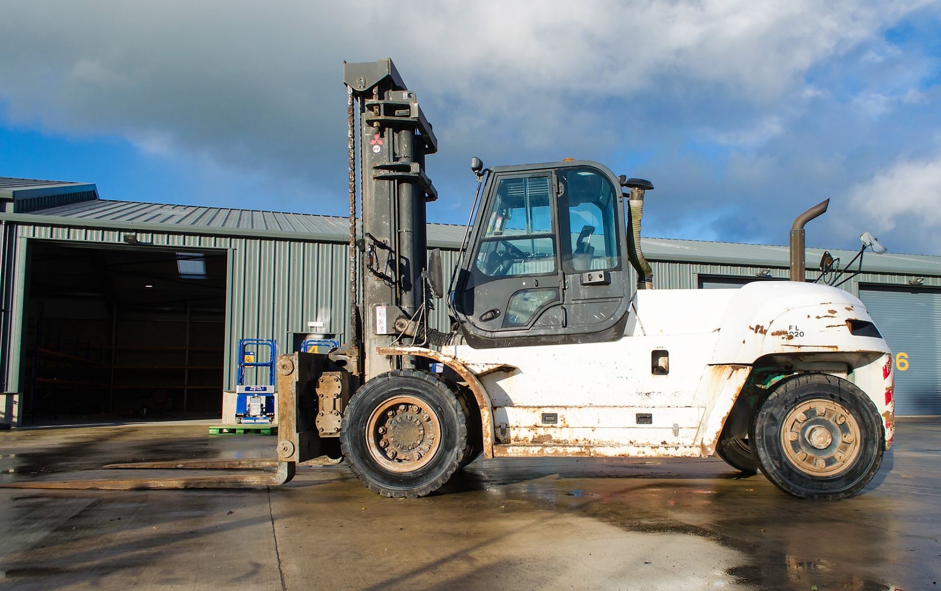 Mitsubishi FD160 16 tonne fork lift truck Year: 2012 S/N: F3960082 Recorded Hours: 9565 c/w rotating - Image 7 of 24