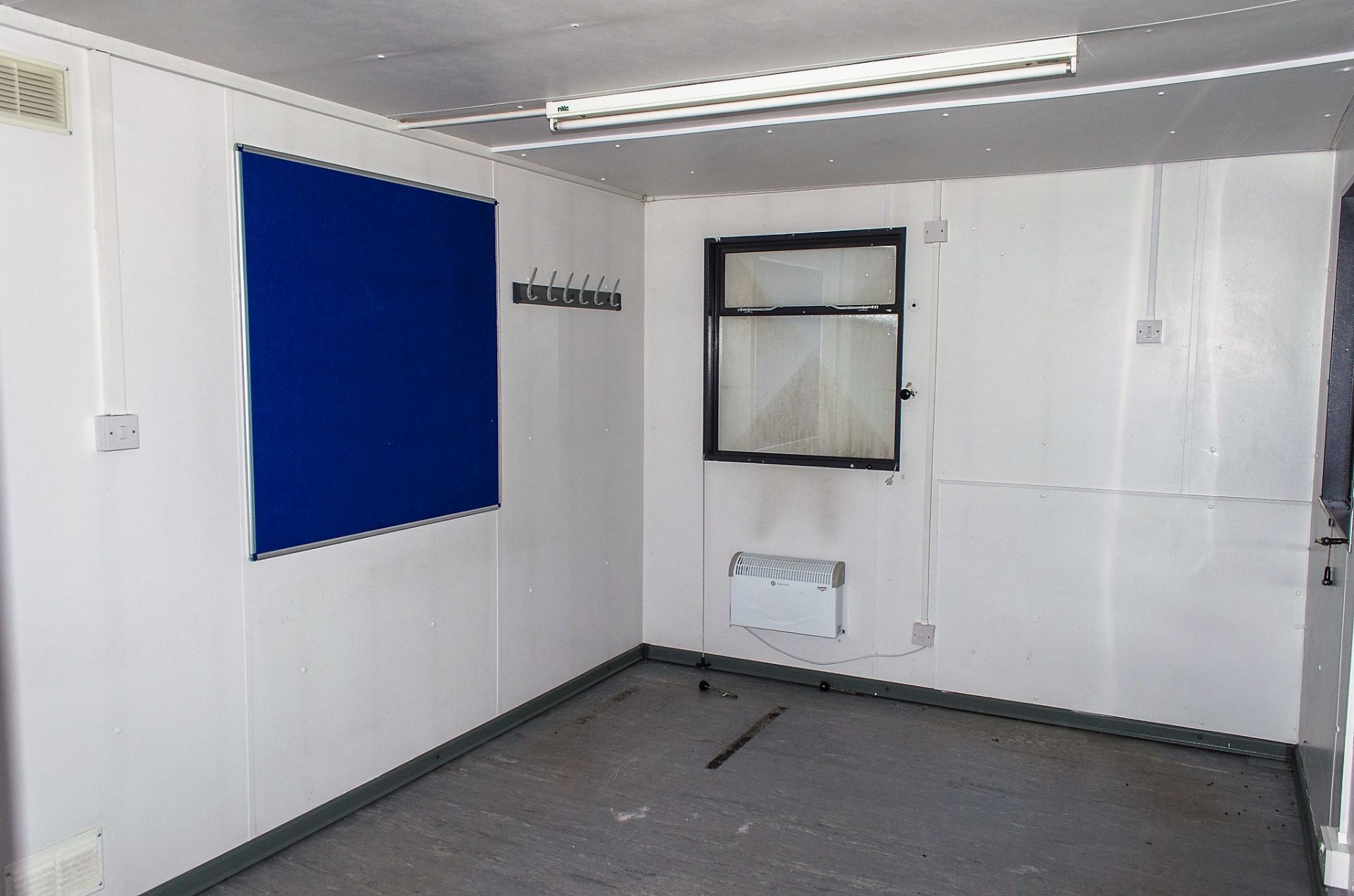 32 ft x 10 ft steel anti-vandal site office unit Comprising of: 2 - offices & lobby c/w keys - Image 7 of 7