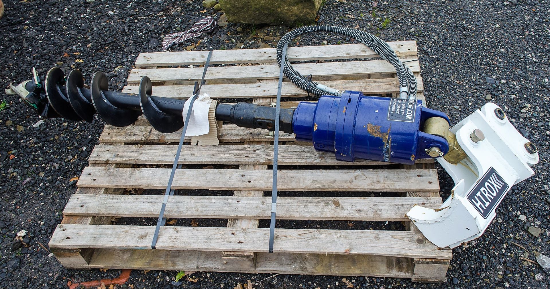 Hirox hydraulic post hole borer/auger drive to suit 3 tonne excavator c/w auger ** Unused ** - Image 4 of 4