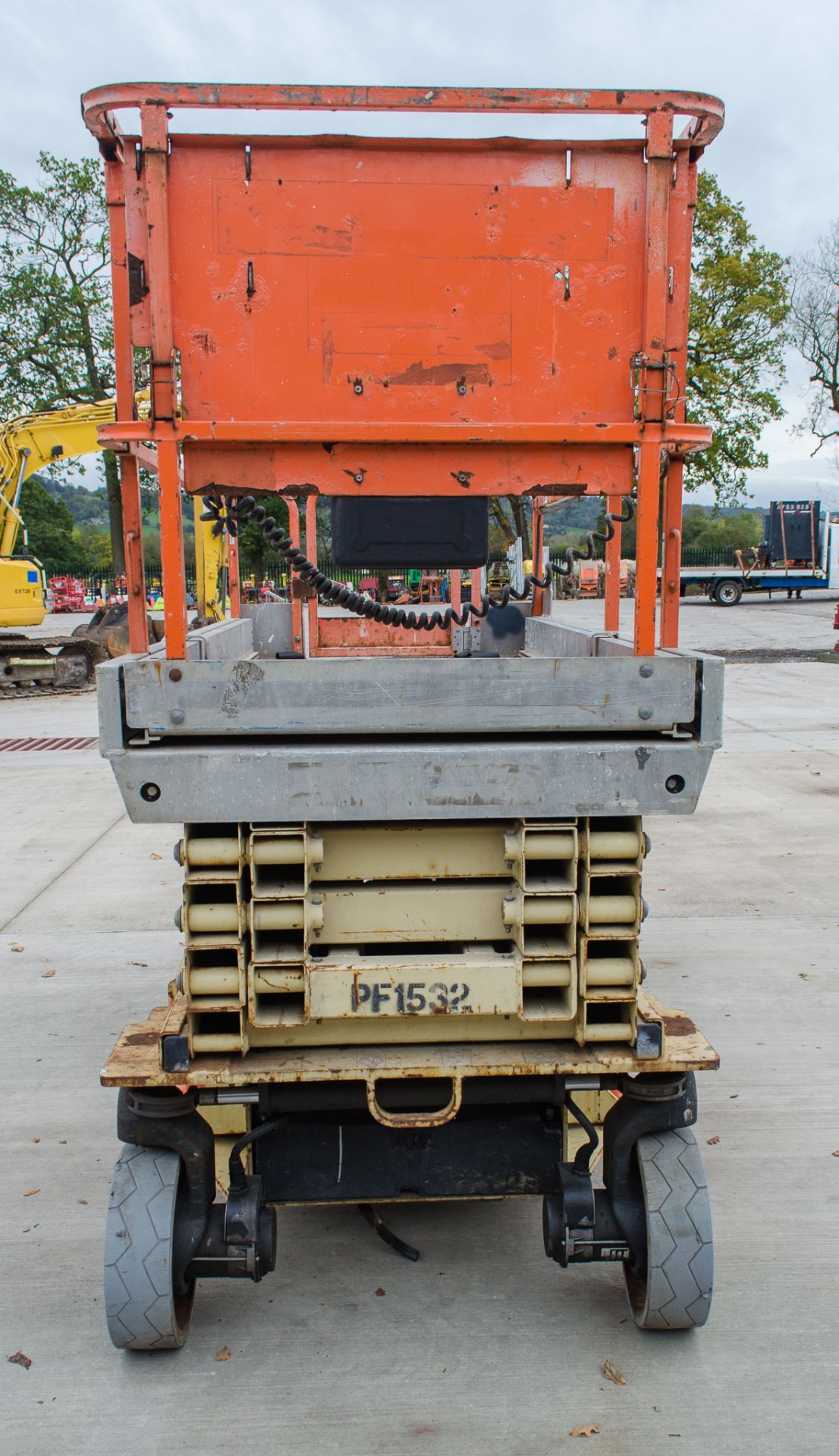 JLG 3246 ES battery electric scissor lift Year:- 2011 S/N: 2037 Recorded hours:- 416 PF1532 - Image 6 of 12