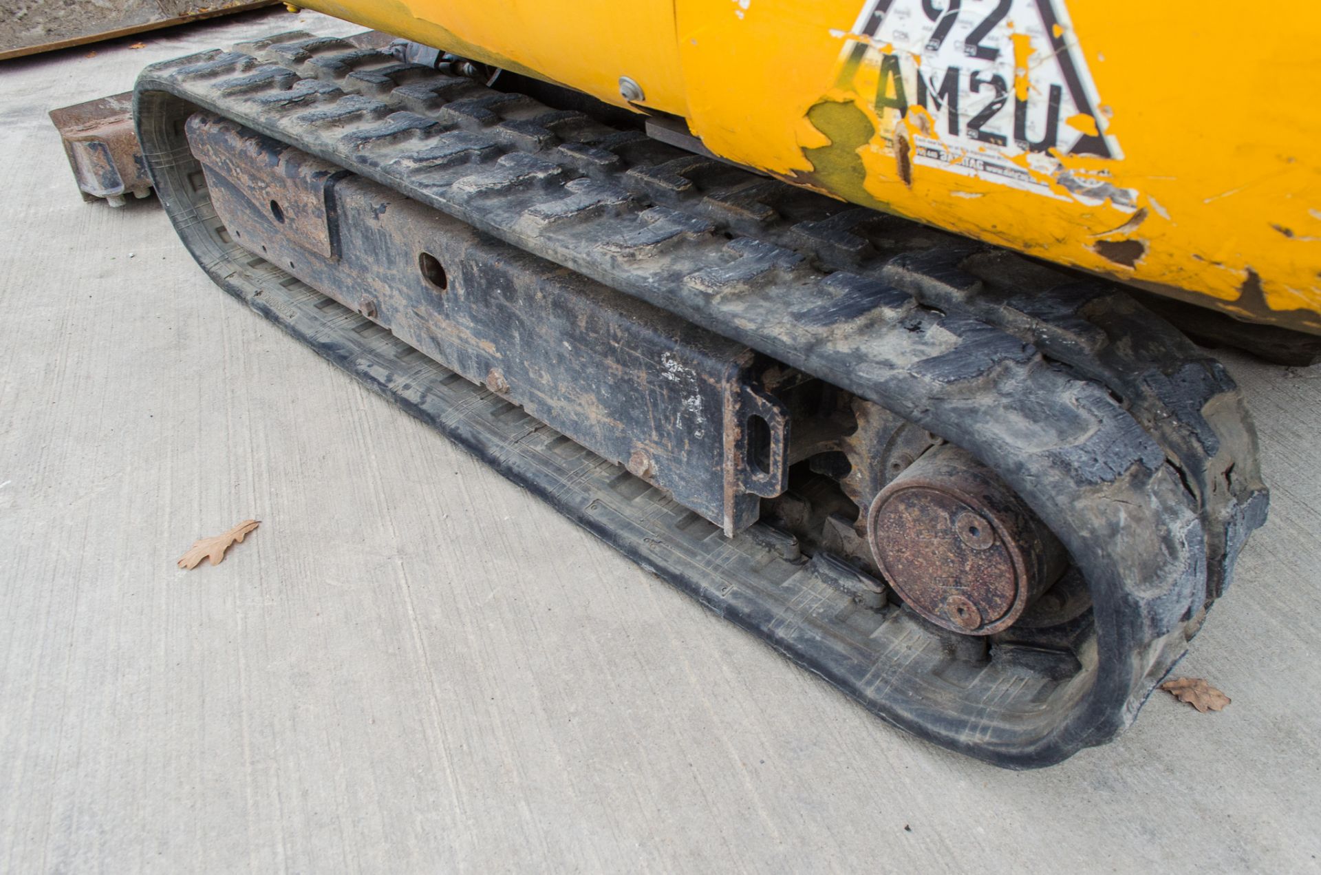 JCB 8018 1.8 tonne rubber tracked mini excavator Year:- 2015 S/N:- 2335056; Recorded hours:- 1987 - Image 10 of 19