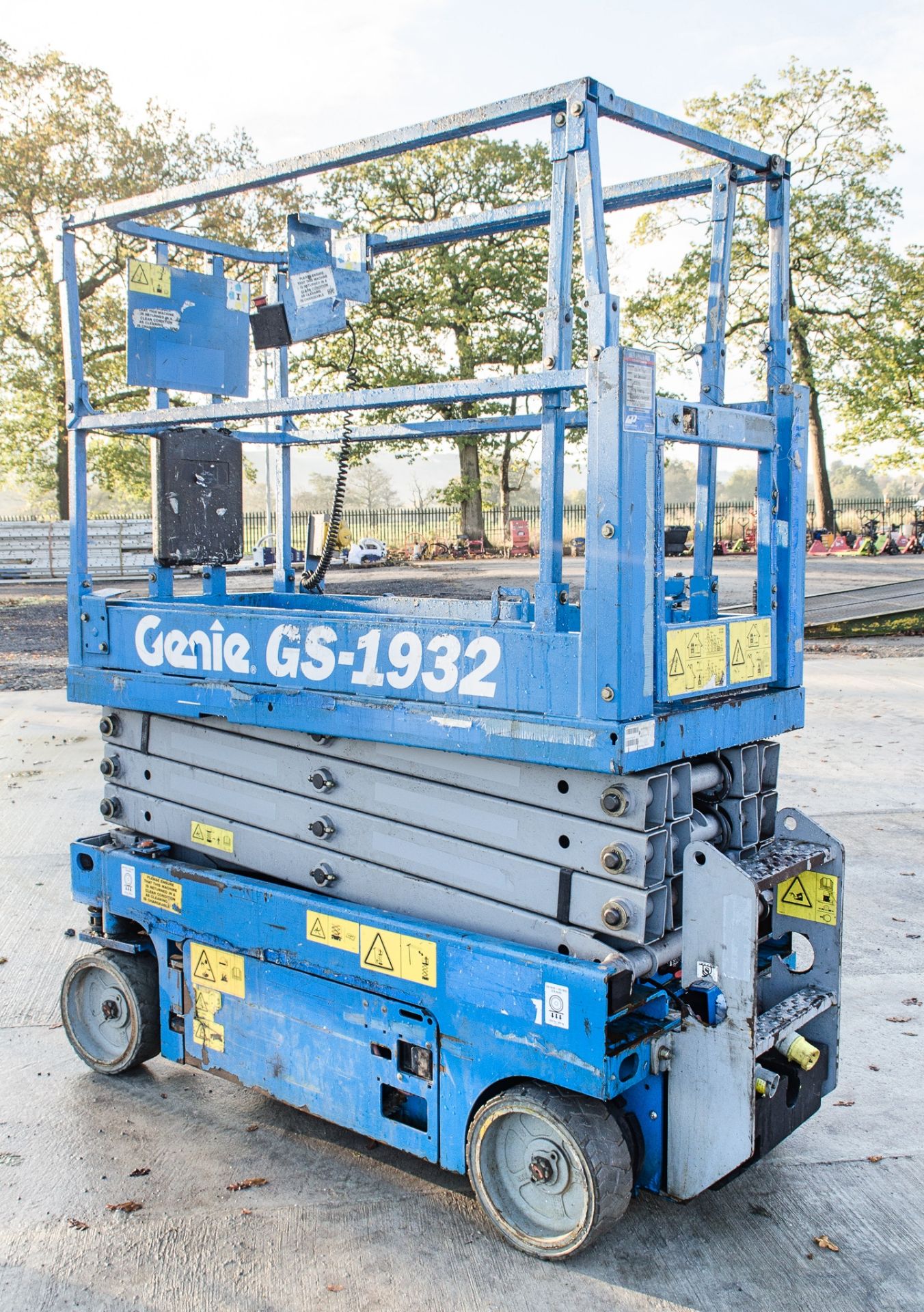 Genie GS1932 battery electric scissor lift Year: 2015 S/N: 17957 Recorded Hours: 125 08830074 - Image 4 of 9