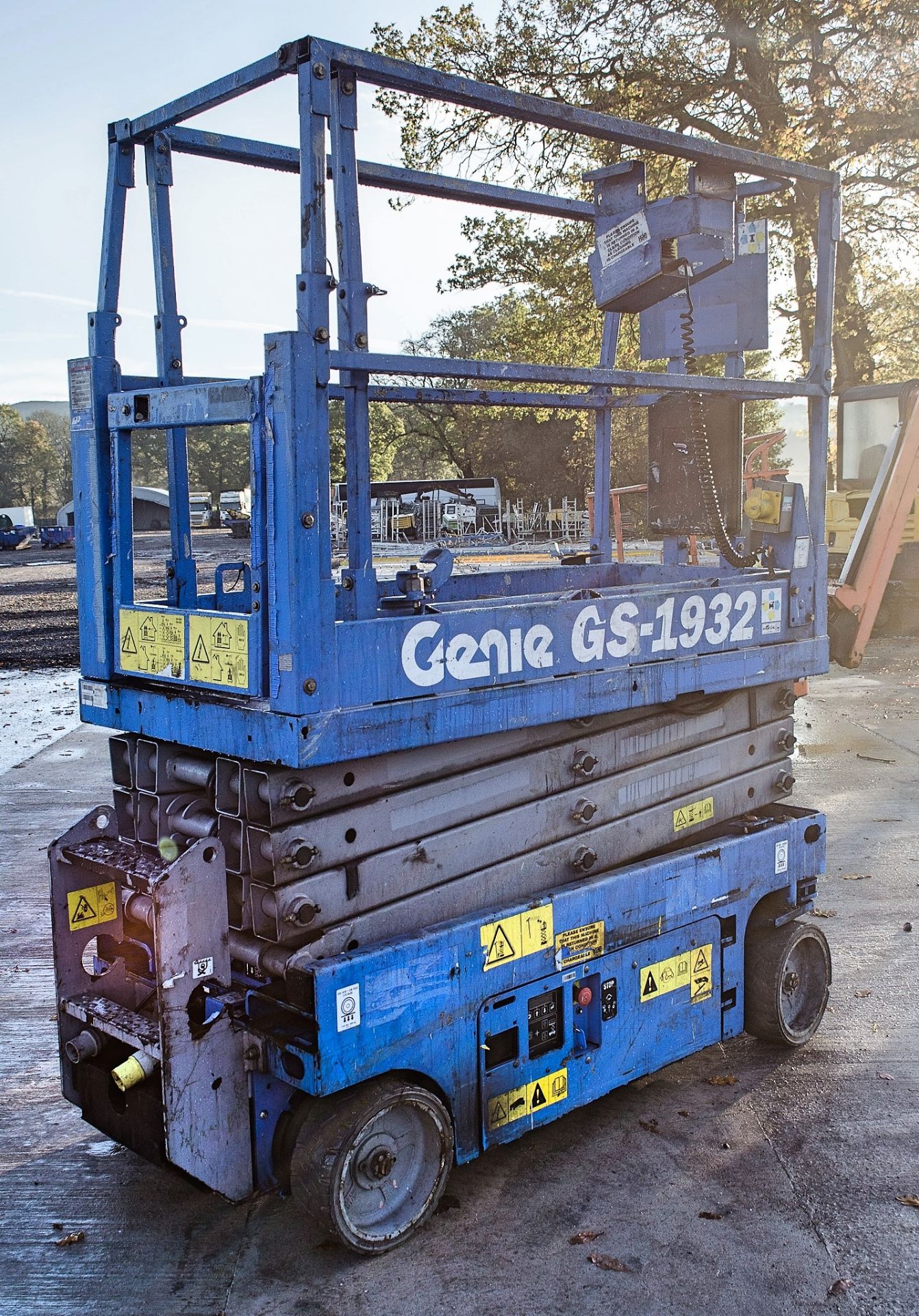 Genie GS1932 battery electric scissor lift Year: 2015 S/N: 17957 Recorded Hours: 125 08830074 - Image 3 of 9