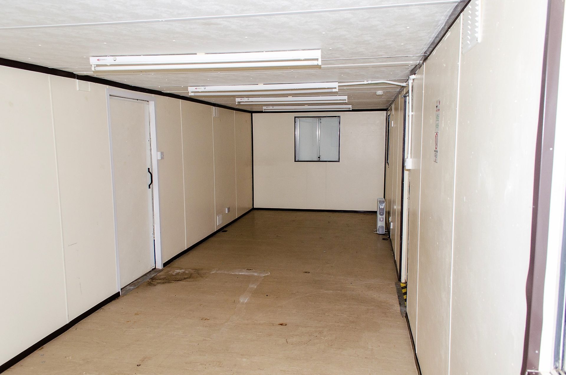32 ft x 10 ft steel anti-vandal site office unit comprising of: office c/w keys A428017 - Image 5 of 6