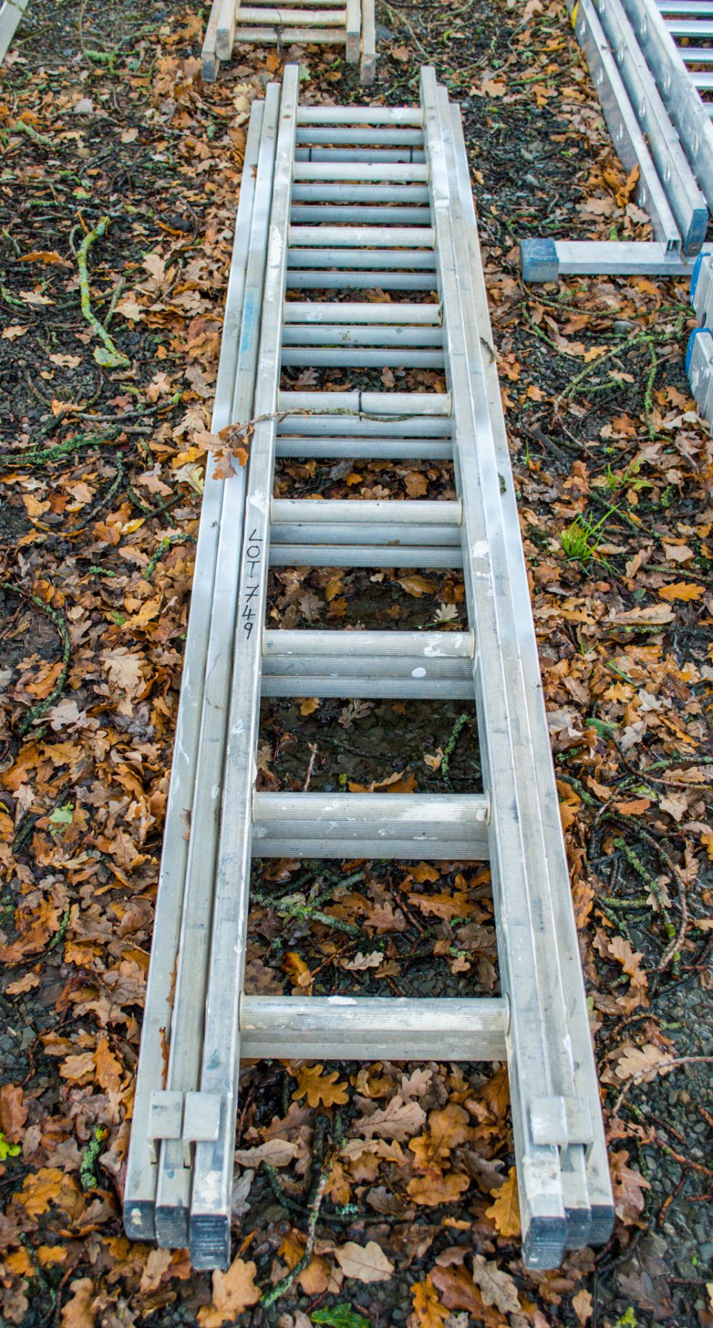 Three stage aluminium extendable ladder
