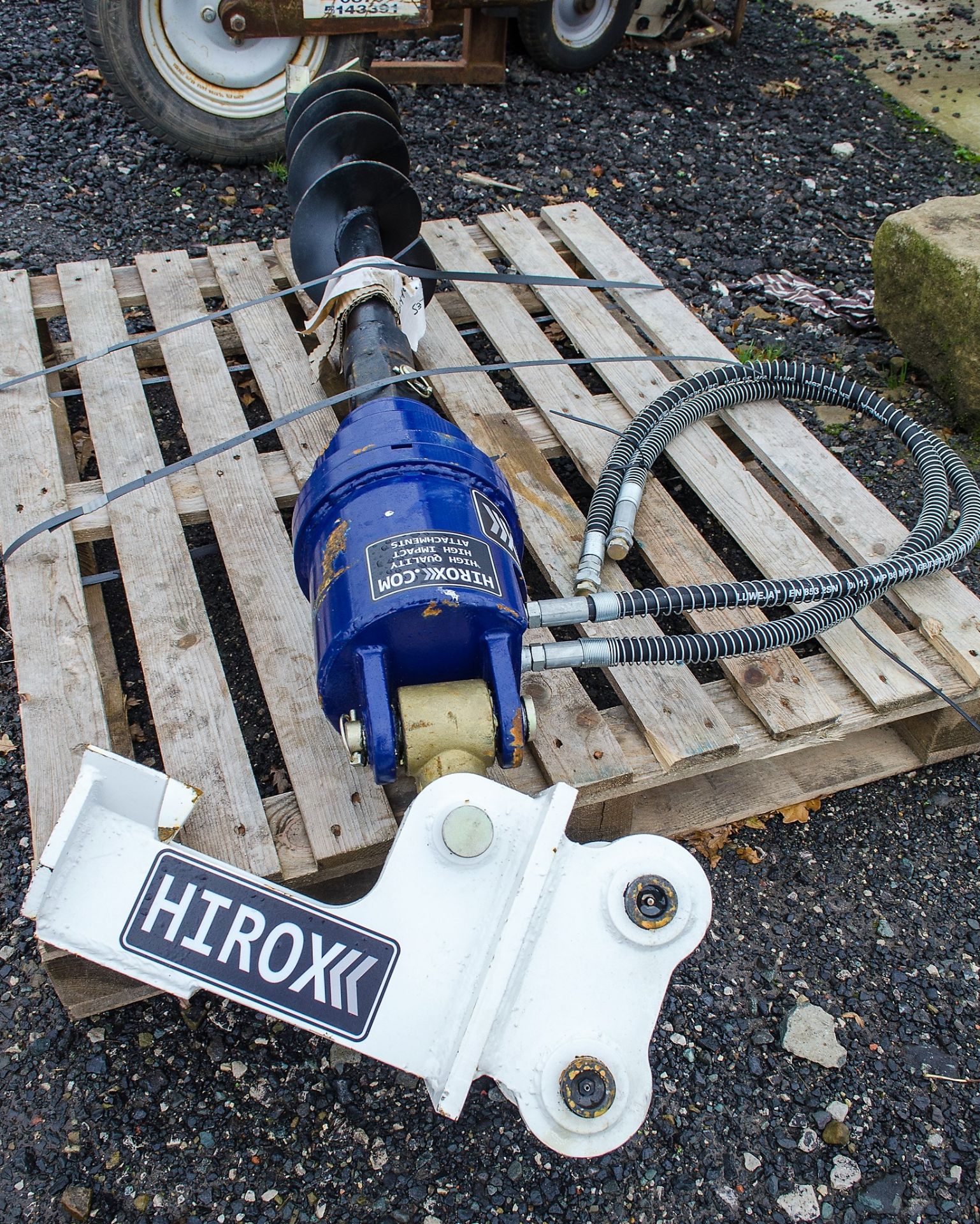 Hirox hydraulic post hole borer/auger drive to suit 3 tonne excavator c/w auger ** Unused ** - Image 2 of 4