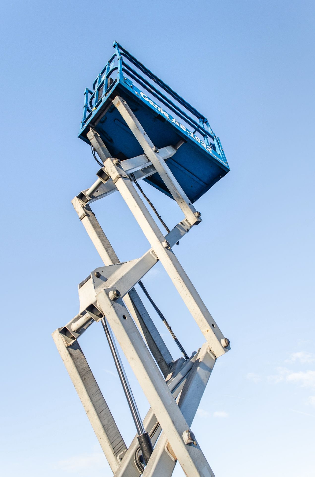 Genie GS1932 battery electric scissor lift Year: 2015 S/N: 17957 Recorded Hours: 125 08830074 - Image 6 of 9