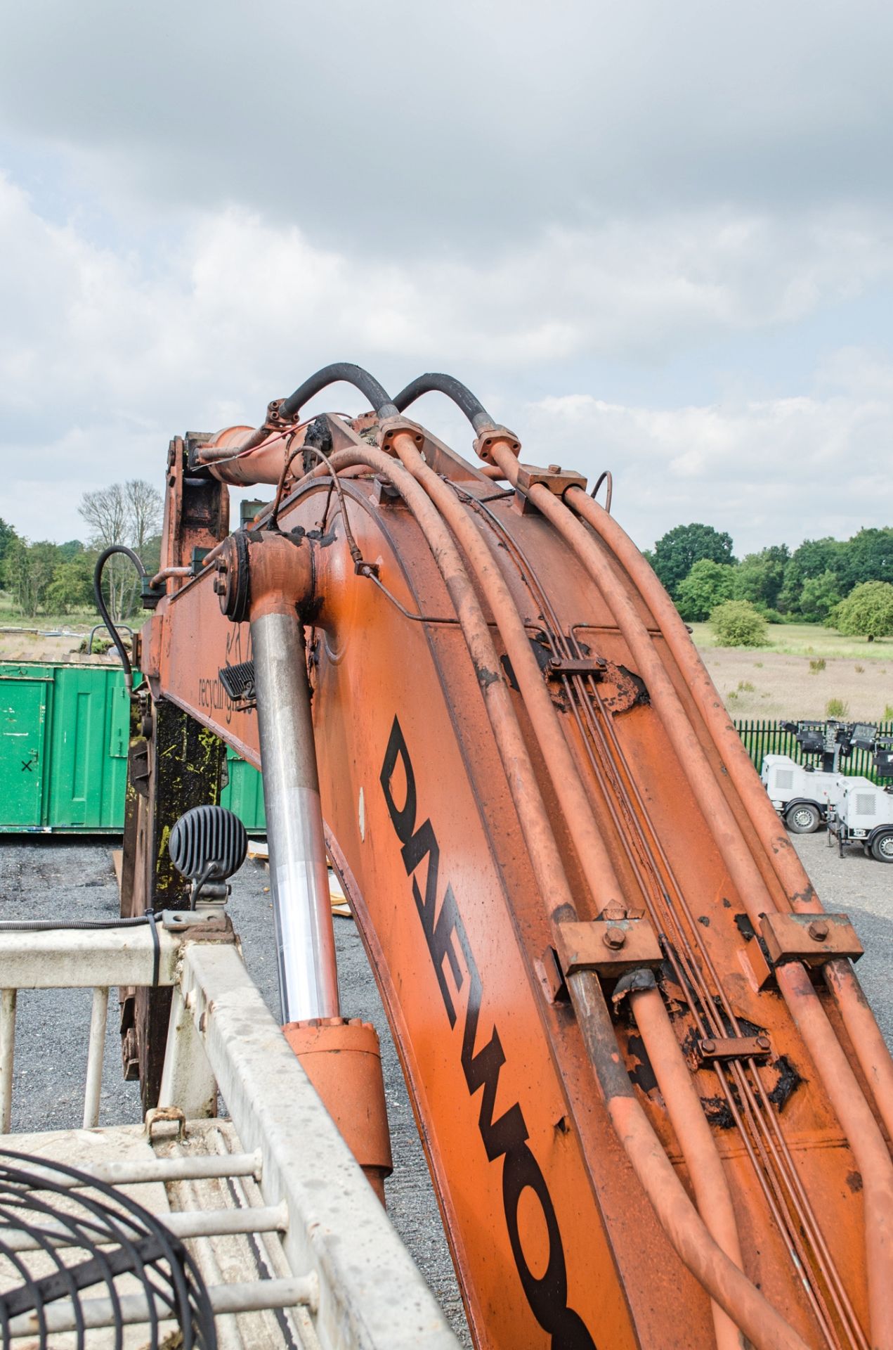 Daewoo SL400LC-III 40 tonne steel tracked excavator Year: 1997 S/N: 0260 c/w steel shear dipper arm - Image 17 of 21