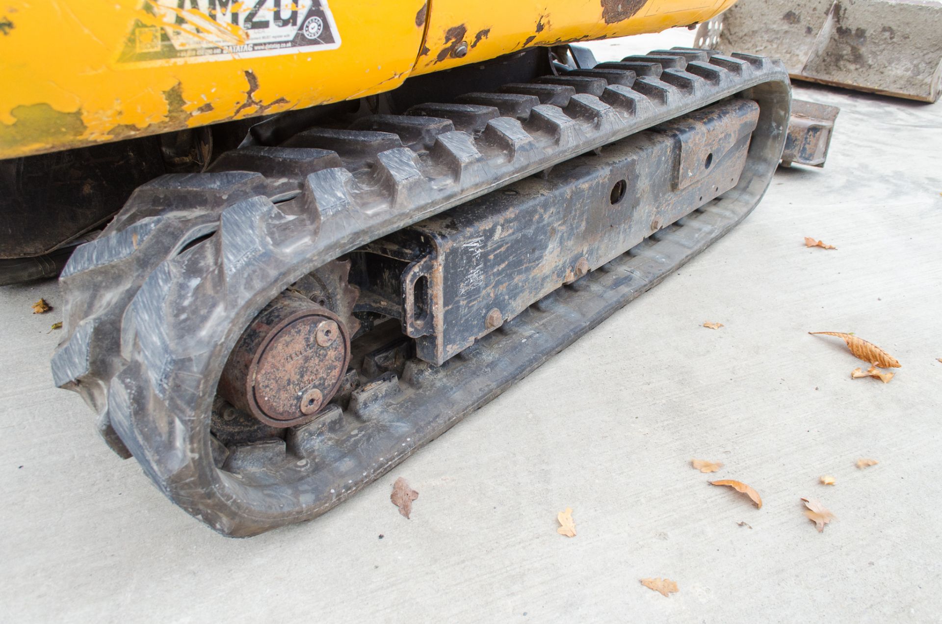 JCB 8018 1.8 tonne rubber tracked mini excavator Year:- 2015 S/N:- 2335056; Recorded hours:- 1987 - Image 9 of 19