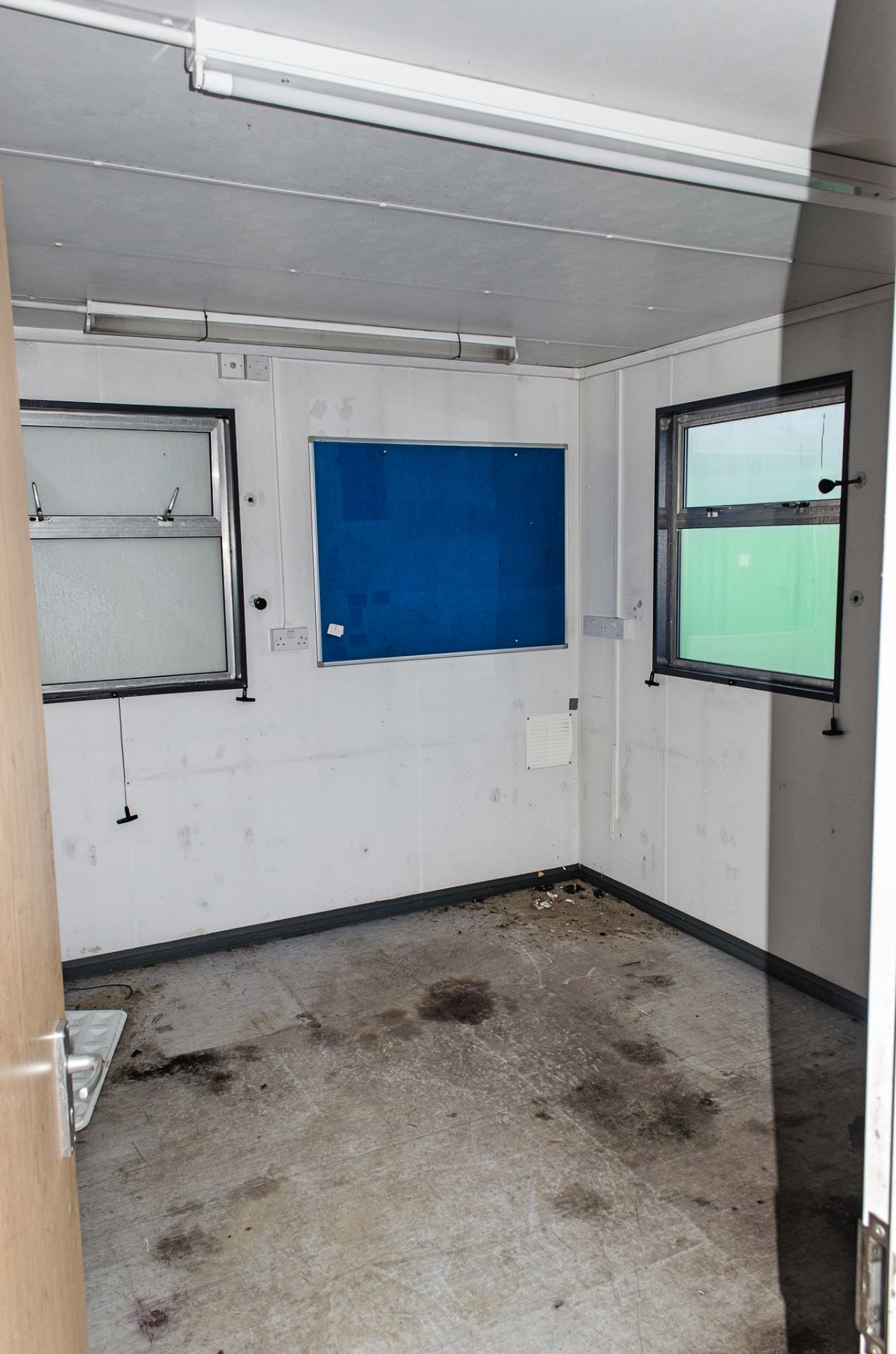 32ft x 10ft steel anti vandal site office unit comprising of: 2 - offices & lobby BBA1454 ** No keys - Image 5 of 7