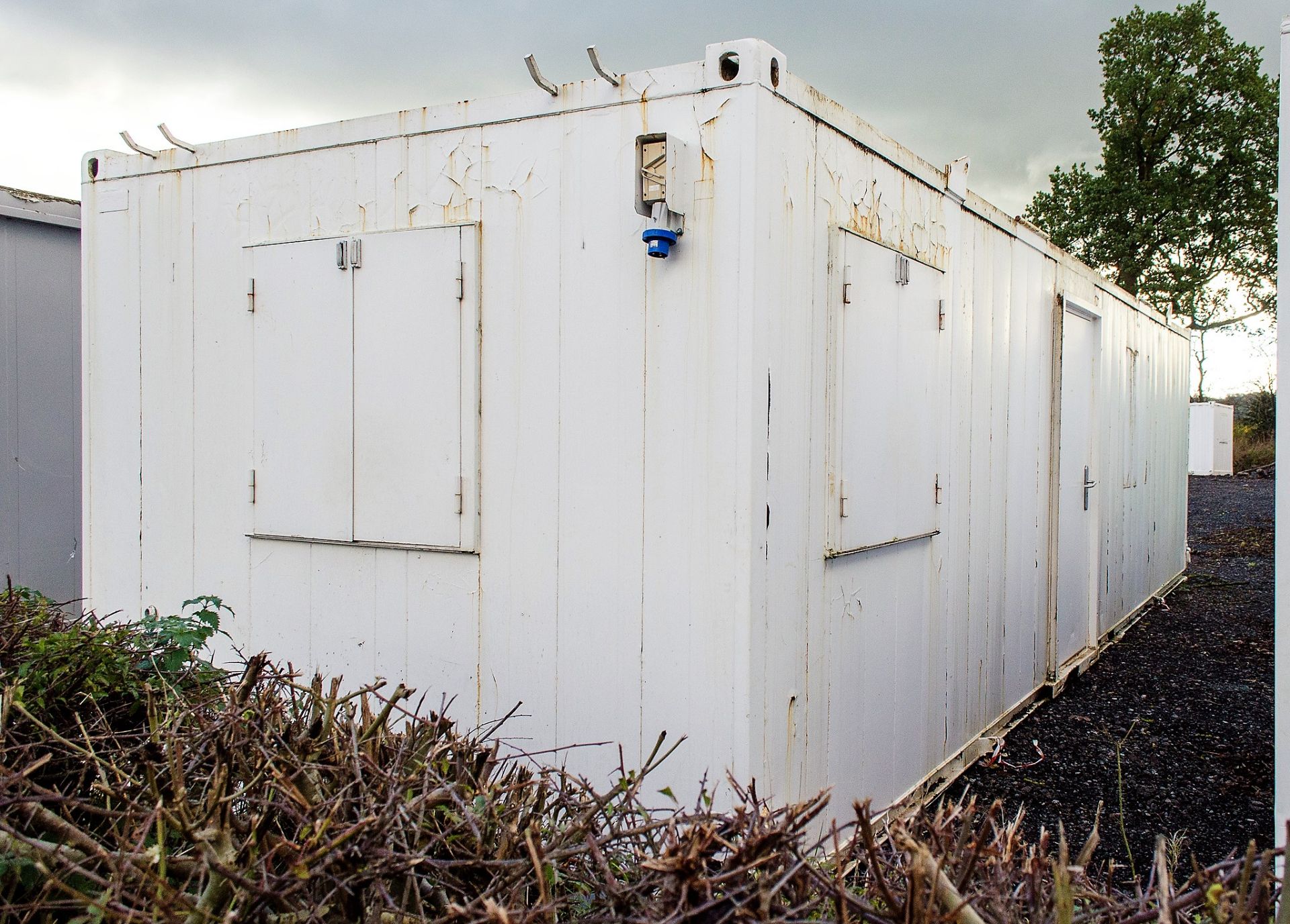 32 ft x 10 ft steel anti-vandal site office unit Comprising of: canteen/office & office c/w keys - Image 4 of 8