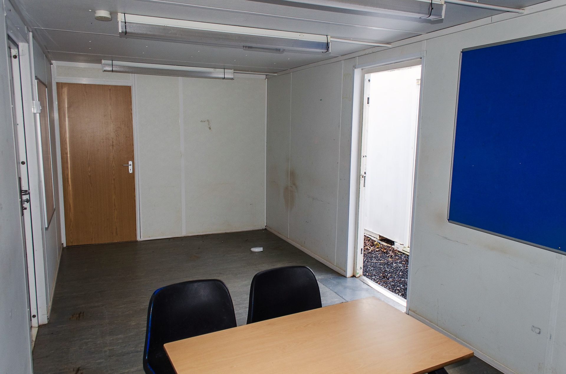 32 ft x 10 ft steel anti-vandal site office unit Comprising of: canteen/office & office c/w keys - Image 6 of 8