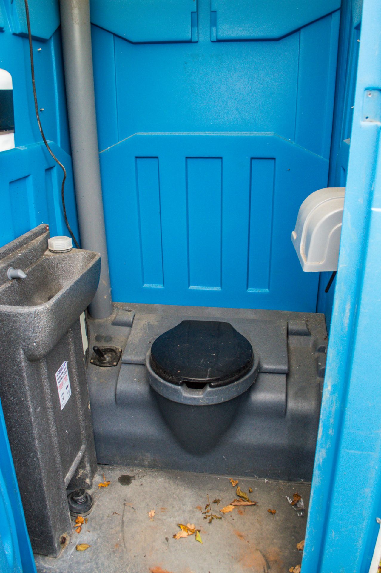 Portable toilet unit 1386-7018 - Image 2 of 2