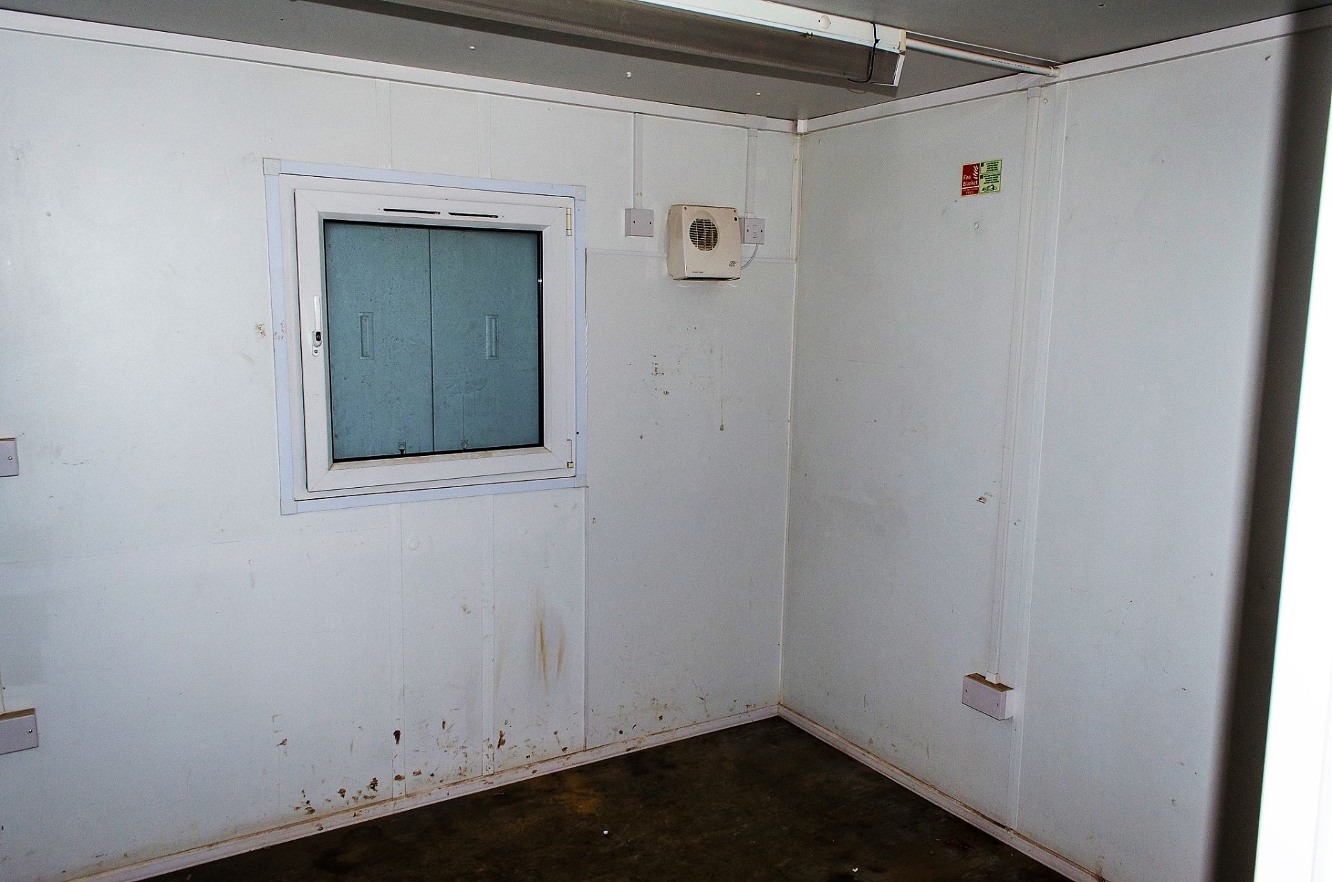 32 ft x 10 ft steel anti-vandal site office unit Comprising of: canteen/office & office c/w keys - Image 7 of 8