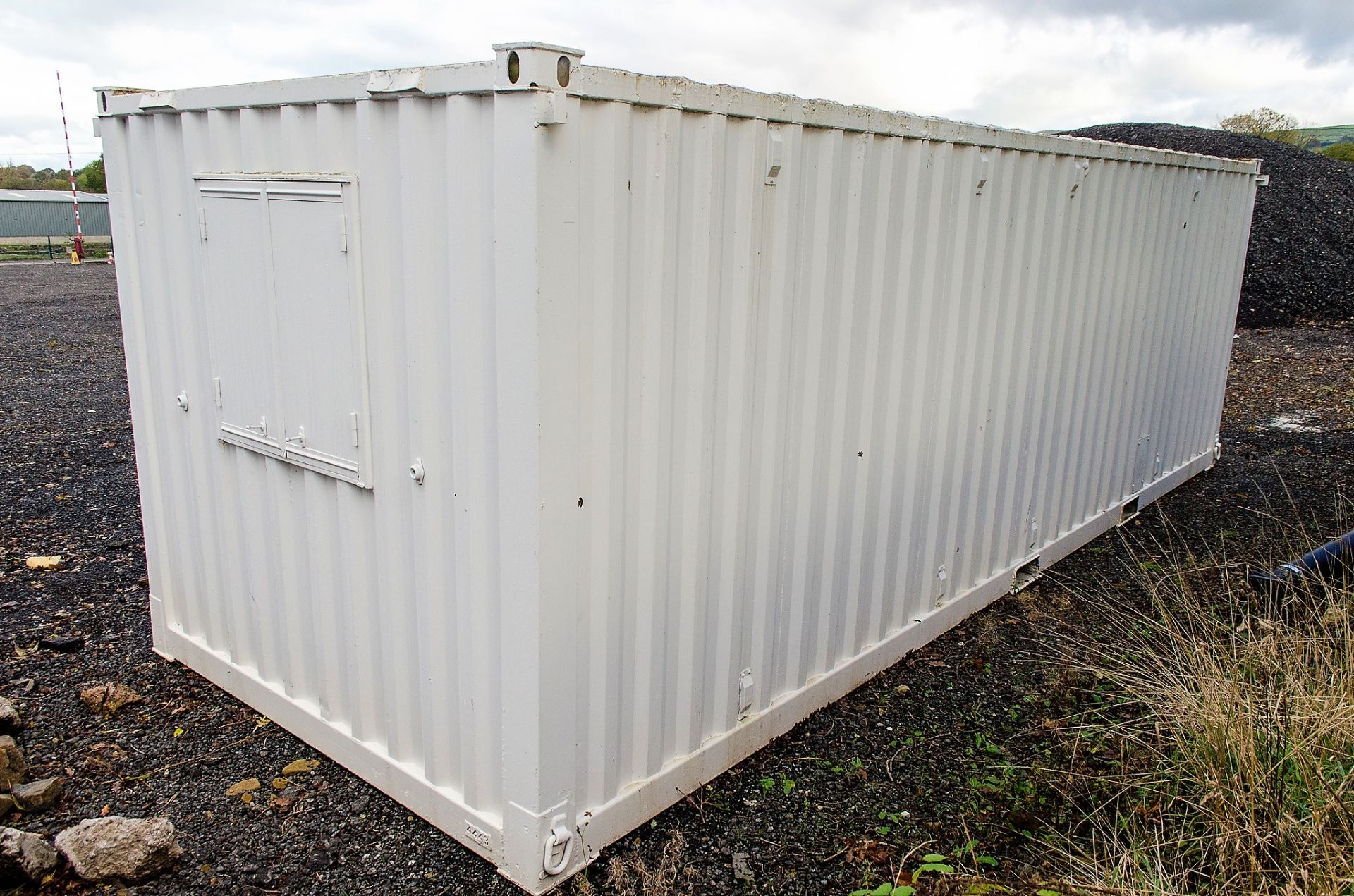 25 ft x 9 ft steel anti-vandal welfare site unit Comprising of: Office, canteen, drying room, toilet - Image 4 of 11