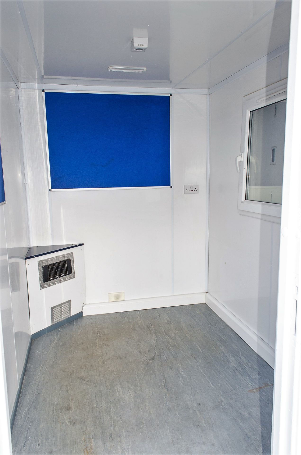 25 ft x 9 ft steel anti-vandal welfare site unit Comprising of: Office, canteen, drying room, toilet - Image 5 of 11